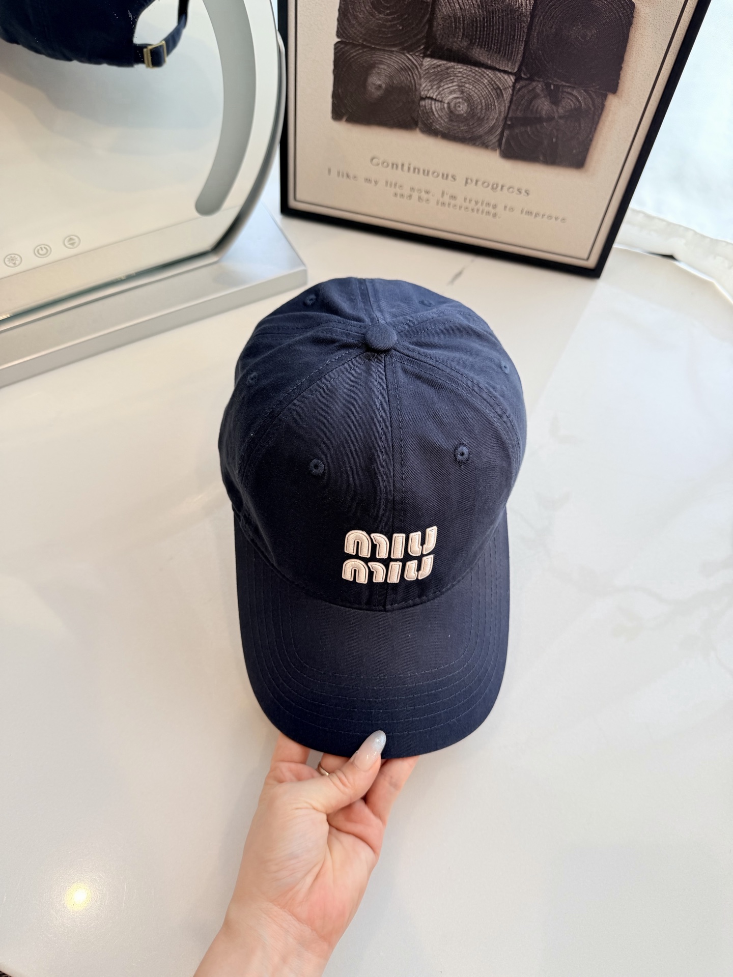 \nmiumiu缪缪彩色纯棉棒球帽\n马卡龙色系棒球帽，软顶设计超显脸小，日常出街、运动通勤都好搭，甜妹必备！