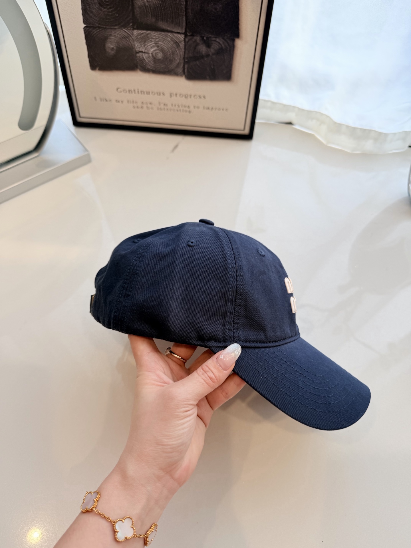 \nmiumiu缪缪彩色纯棉棒球帽\n马卡龙色系棒球帽，软顶设计超显脸小，日常出街、运动通勤都好搭，甜妹必备！