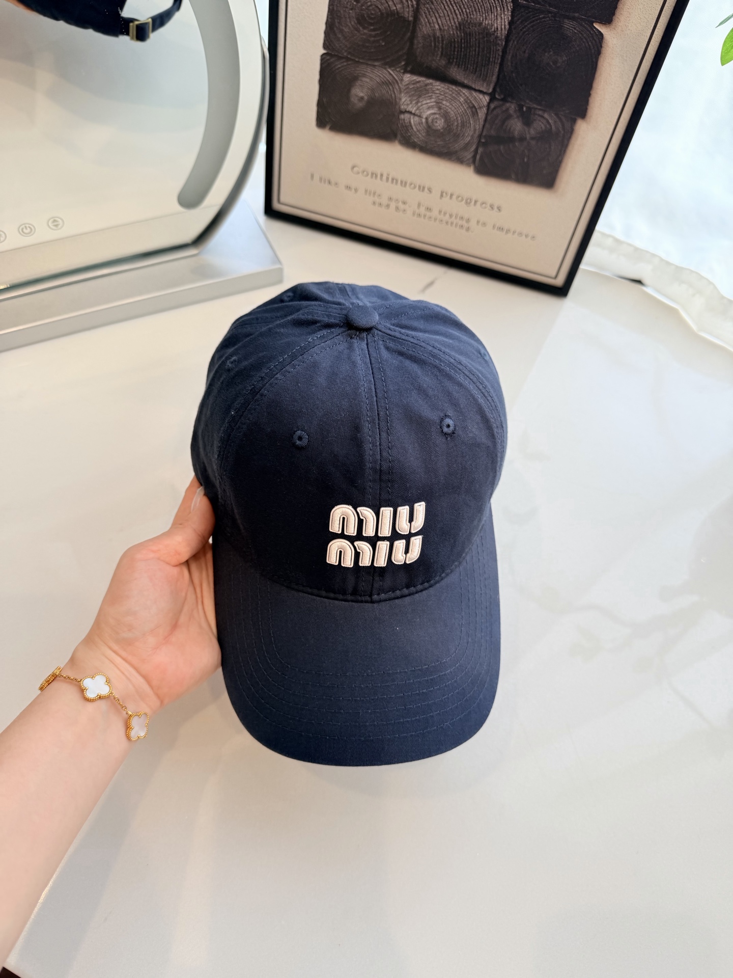 \nmiumiu缪缪彩色纯棉棒球帽\n马卡龙色系棒球帽，软顶设计超显脸小，日常出街、运动通勤都好搭，甜妹必备！