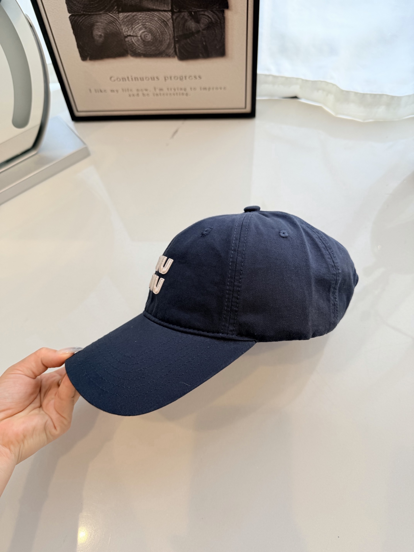 \nmiumiu缪缪彩色纯棉棒球帽\n马卡龙色系棒球帽，软顶设计超显脸小，日常出街、运动通勤都好搭，甜妹必备！