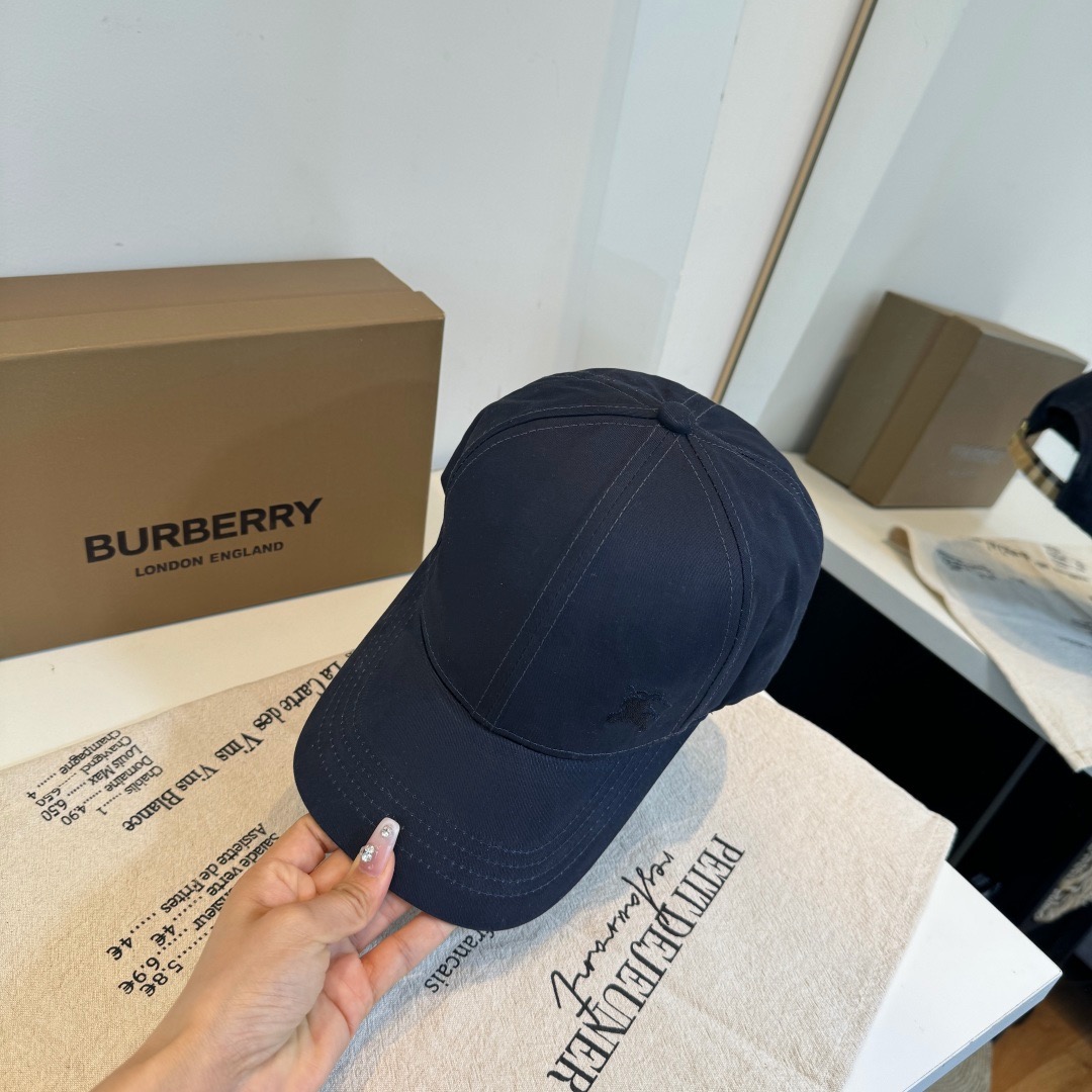 \nBURBERRY巴宝利早春新款棒球帽，简约尚时风，男女同款！高质品，尊享品质感！