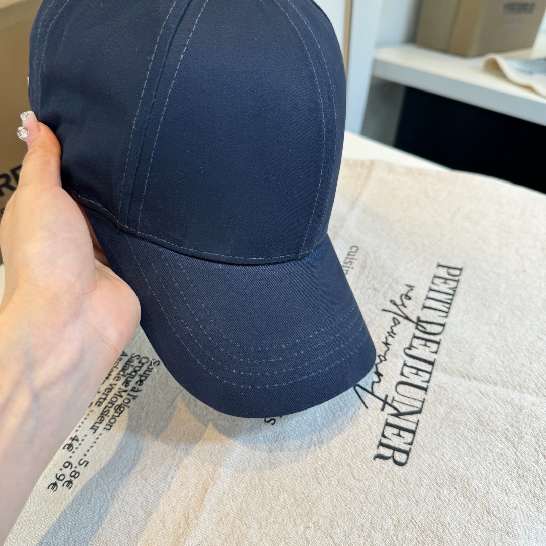 \nBURBERRY巴宝利早春新款棒球帽，简约尚时风，男女同款！高质品，尊享品质感！