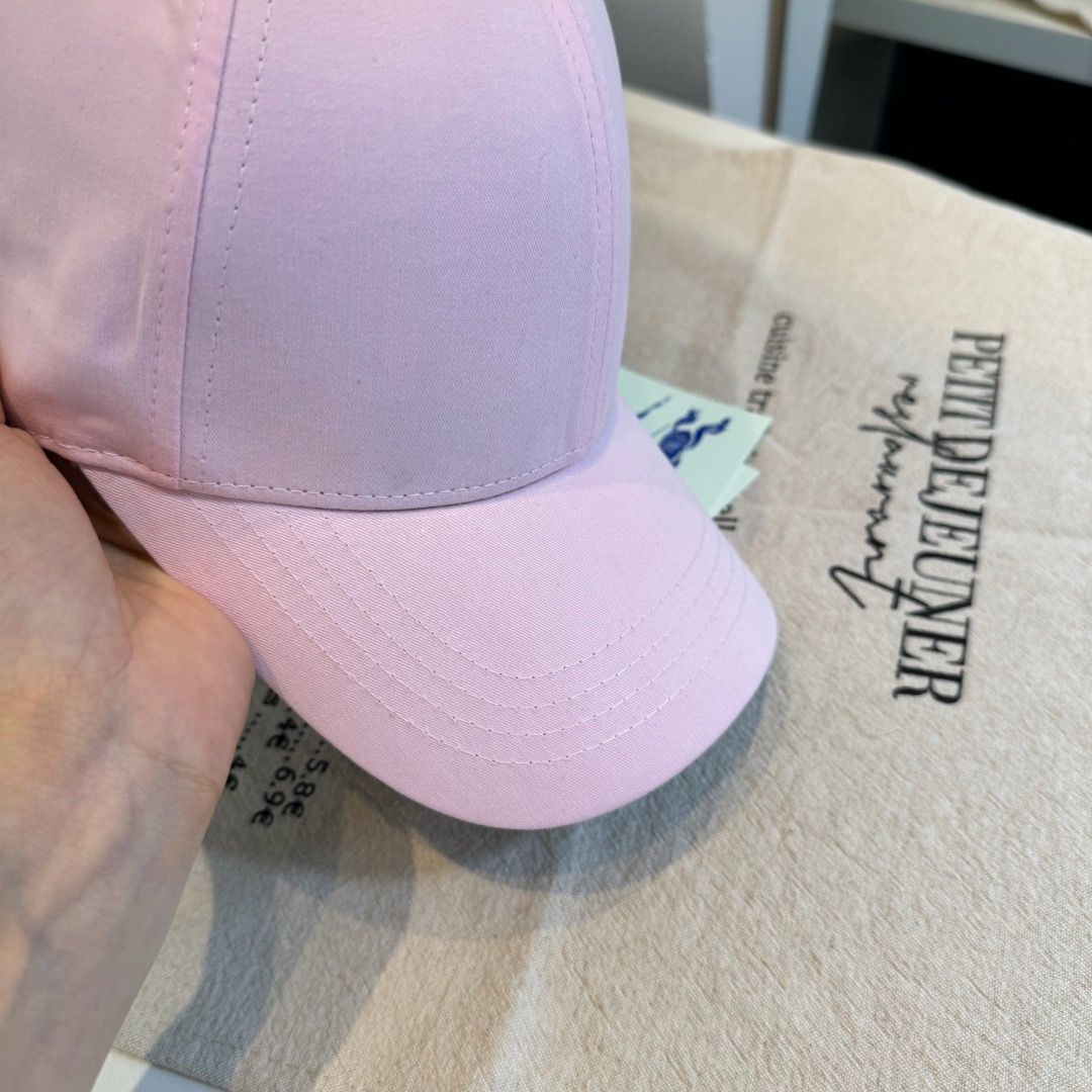 \nBURBERRY巴宝利早春新款棒球帽，简约尚时风，男女同款！高质品，尊享品质感！