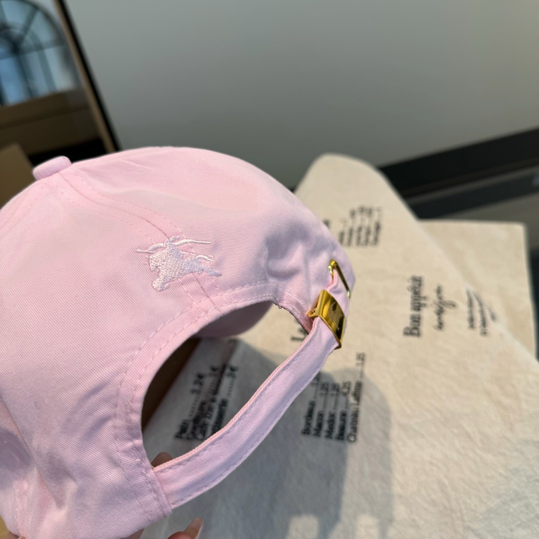 \nBURBERRY巴宝利早春新款棒球帽，简约尚时风，男女同款！高质品，尊享品质感！