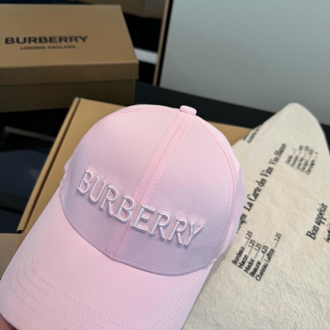 \nBURBERRY巴宝利早春新款棒球帽，简约尚时风，男女同款！高质品，尊享品质感！