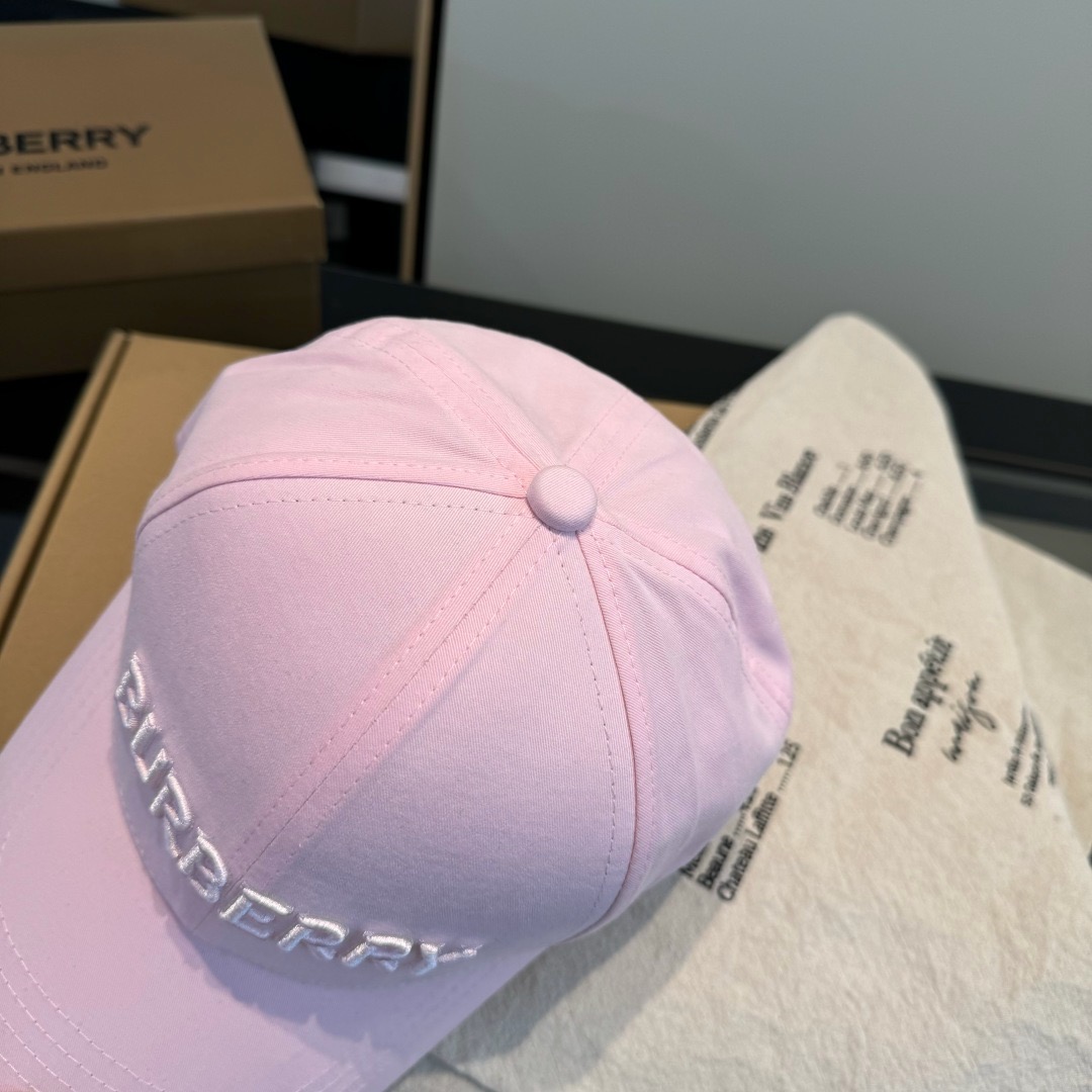 \nBURBERRY巴宝利早春新款棒球帽，简约尚时风，男女同款！高质品，尊享品质感！