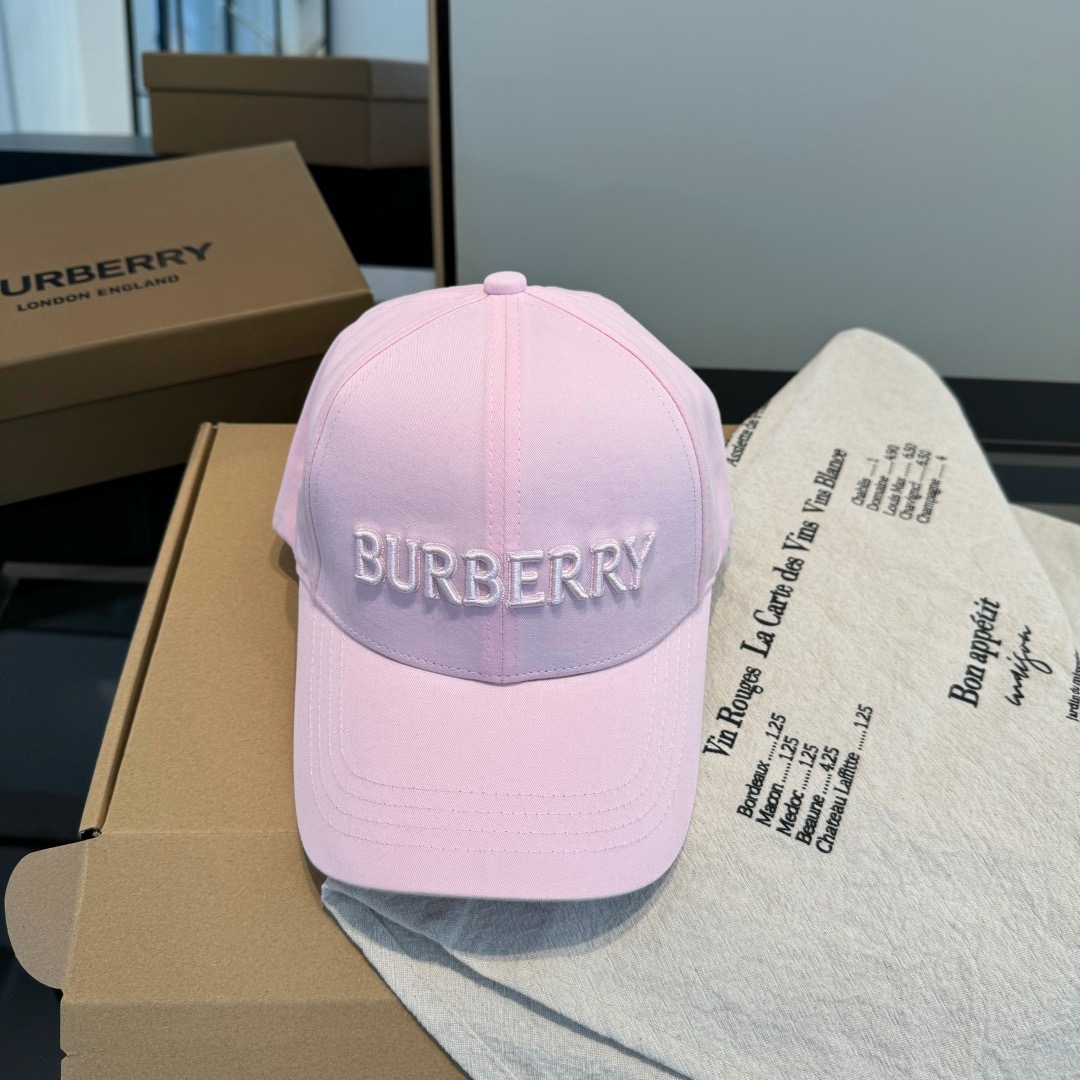 \nBURBERRY巴宝利早春新款棒球帽，简约尚时风，男女同款！高质品，尊享品质感！