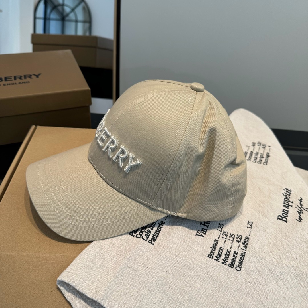 \nBURBERRY巴宝利早春新款棒球帽，简约尚时风，男女同款！高质品，尊享品质感！