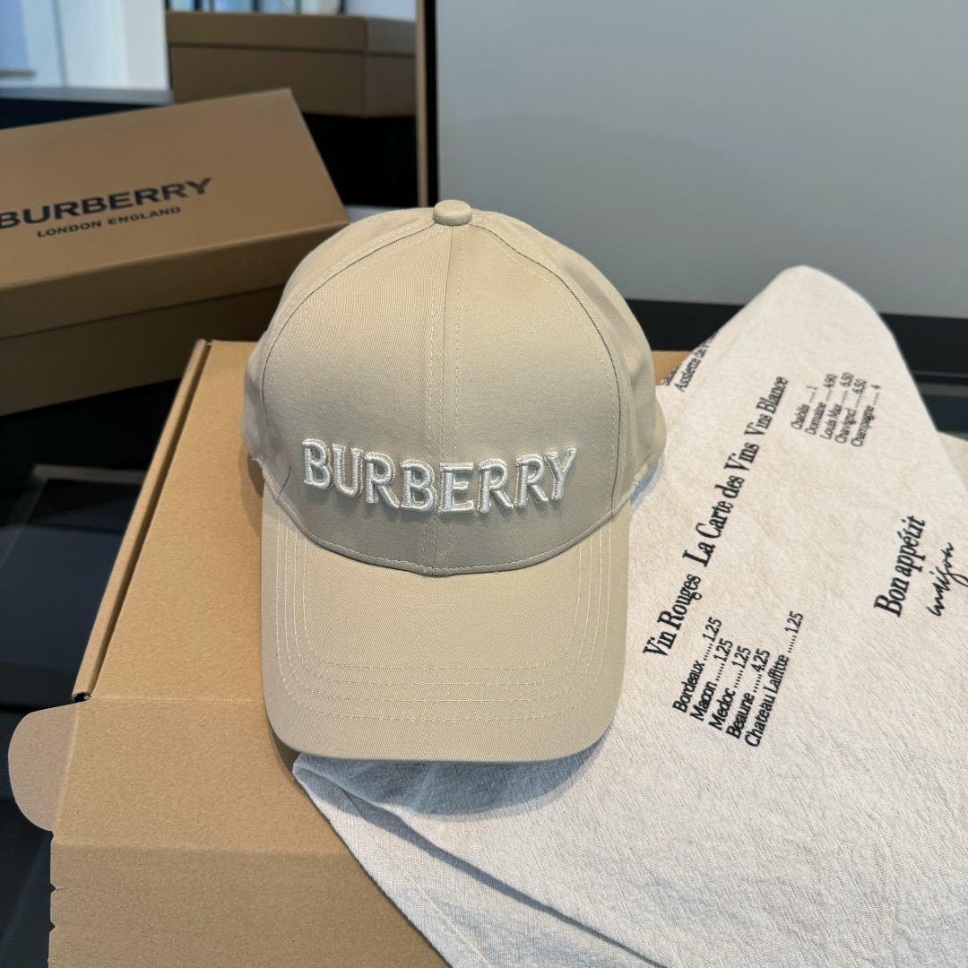 \nBURBERRY巴宝利早春新款棒球帽，简约尚时风，男女同款！高质品，尊享品质感！