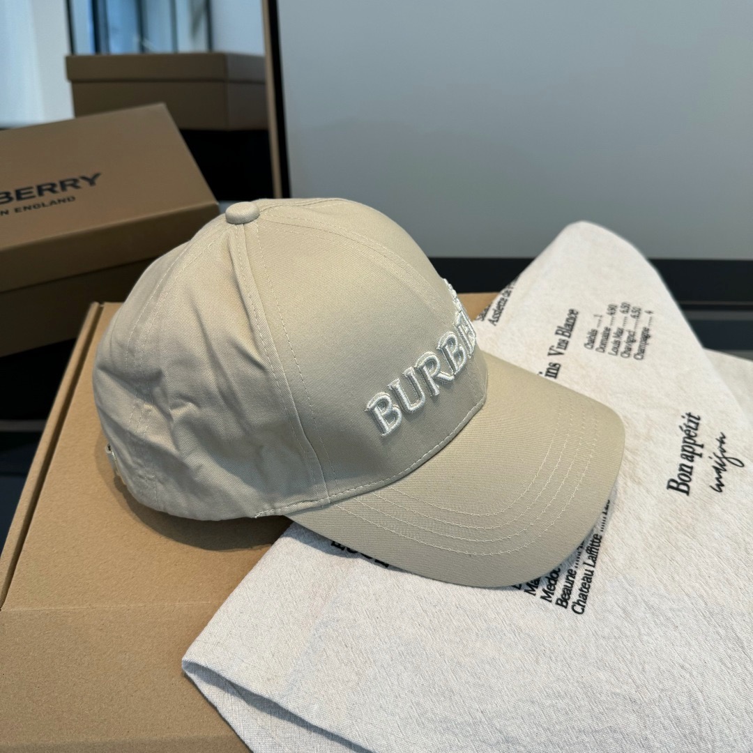 \nBURBERRY巴宝利早春新款棒球帽，简约尚时风，男女同款！高质品，尊享品质感！