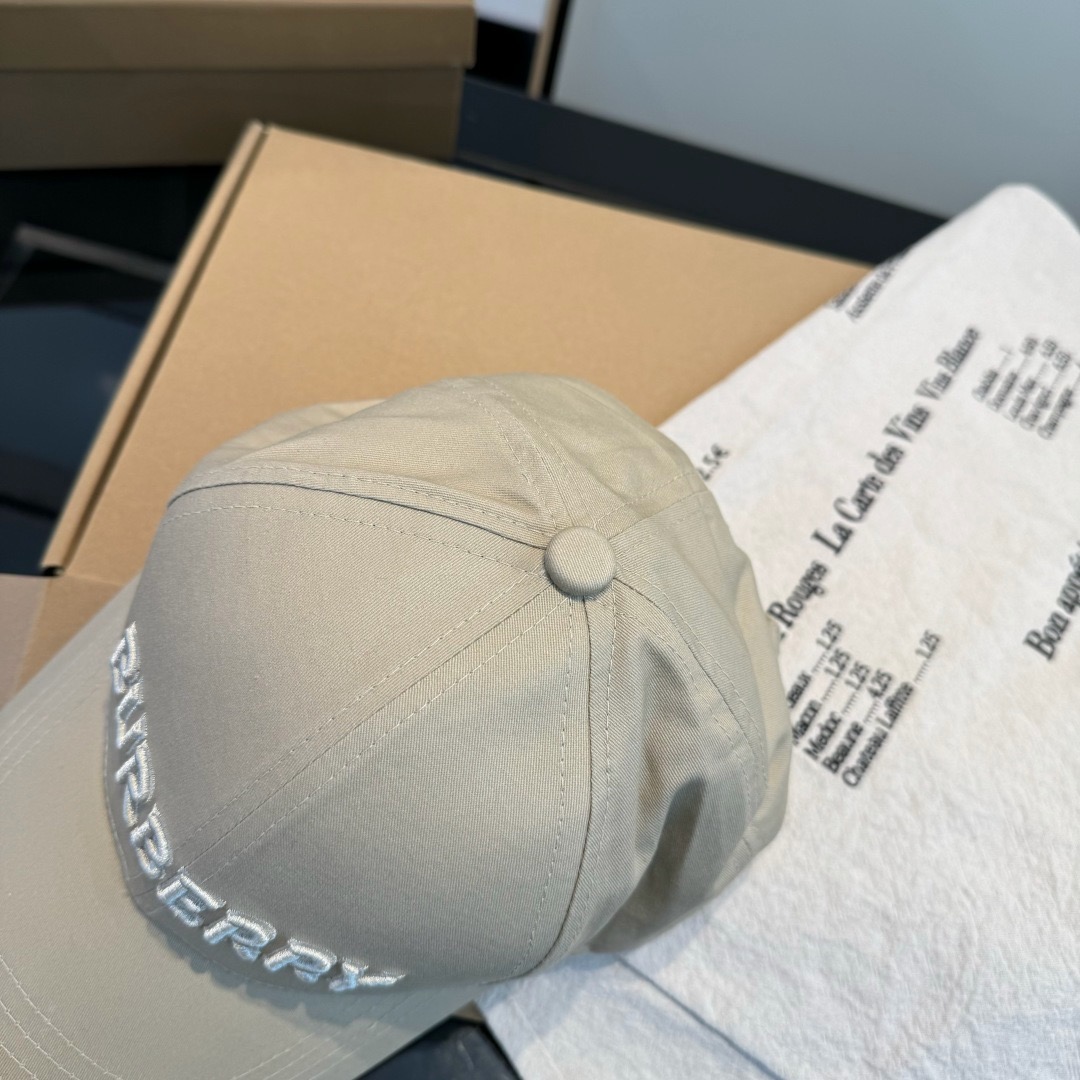\nBURBERRY巴宝利早春新款棒球帽，简约尚时风，男女同款！高质品，尊享品质感！