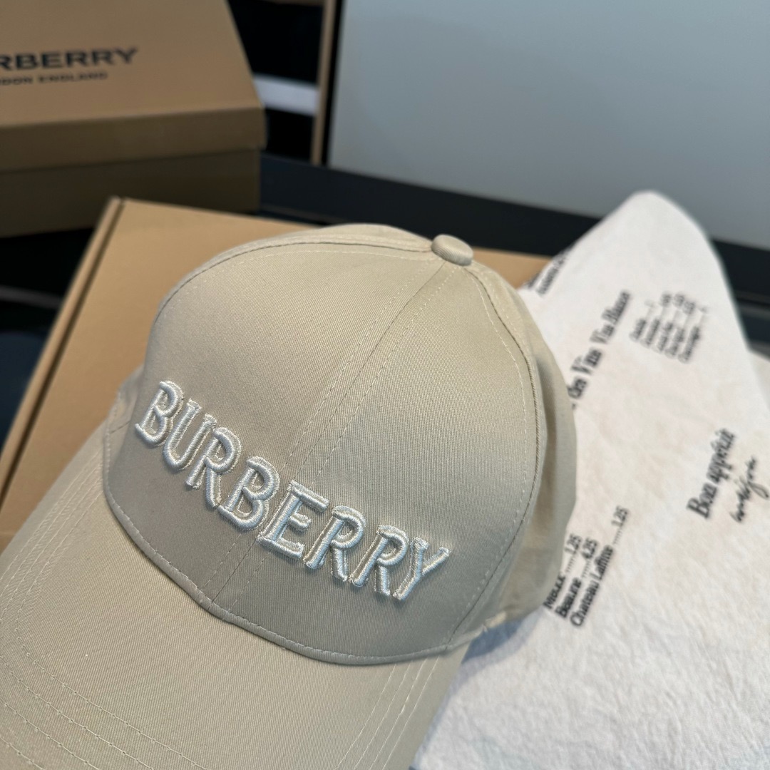 \nBURBERRY巴宝利早春新款棒球帽，简约尚时风，男女同款！高质品，尊享品质感！