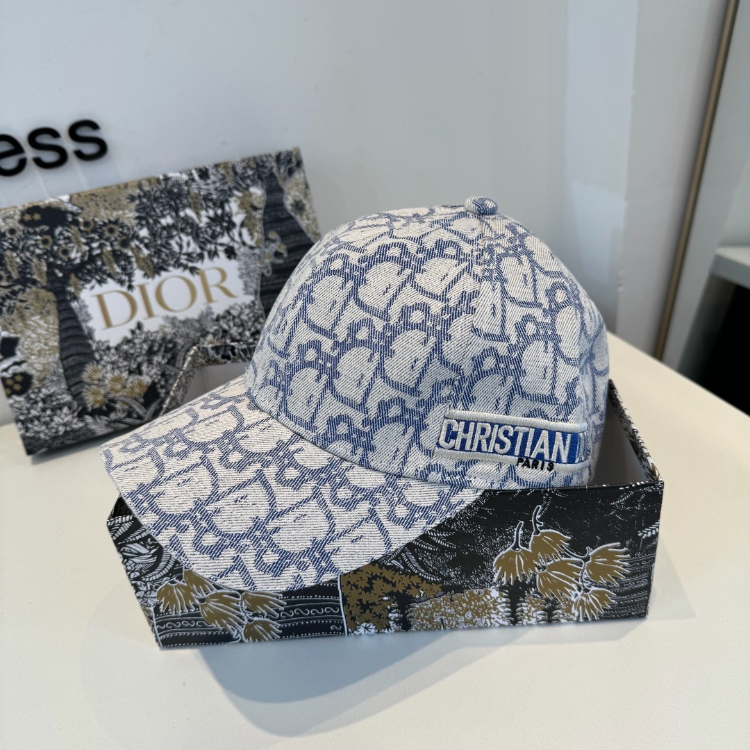 \n【DIOR迪奥】新款走量简约棒球帽，新款出货，大牌款超好搭配，赶紧入手！