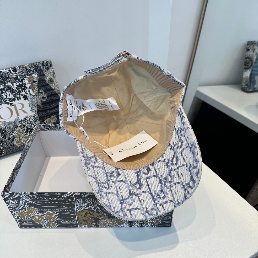 \n【DIOR迪奥】新款走量简约棒球帽，新款出货，大牌款超好搭配，赶紧入手！