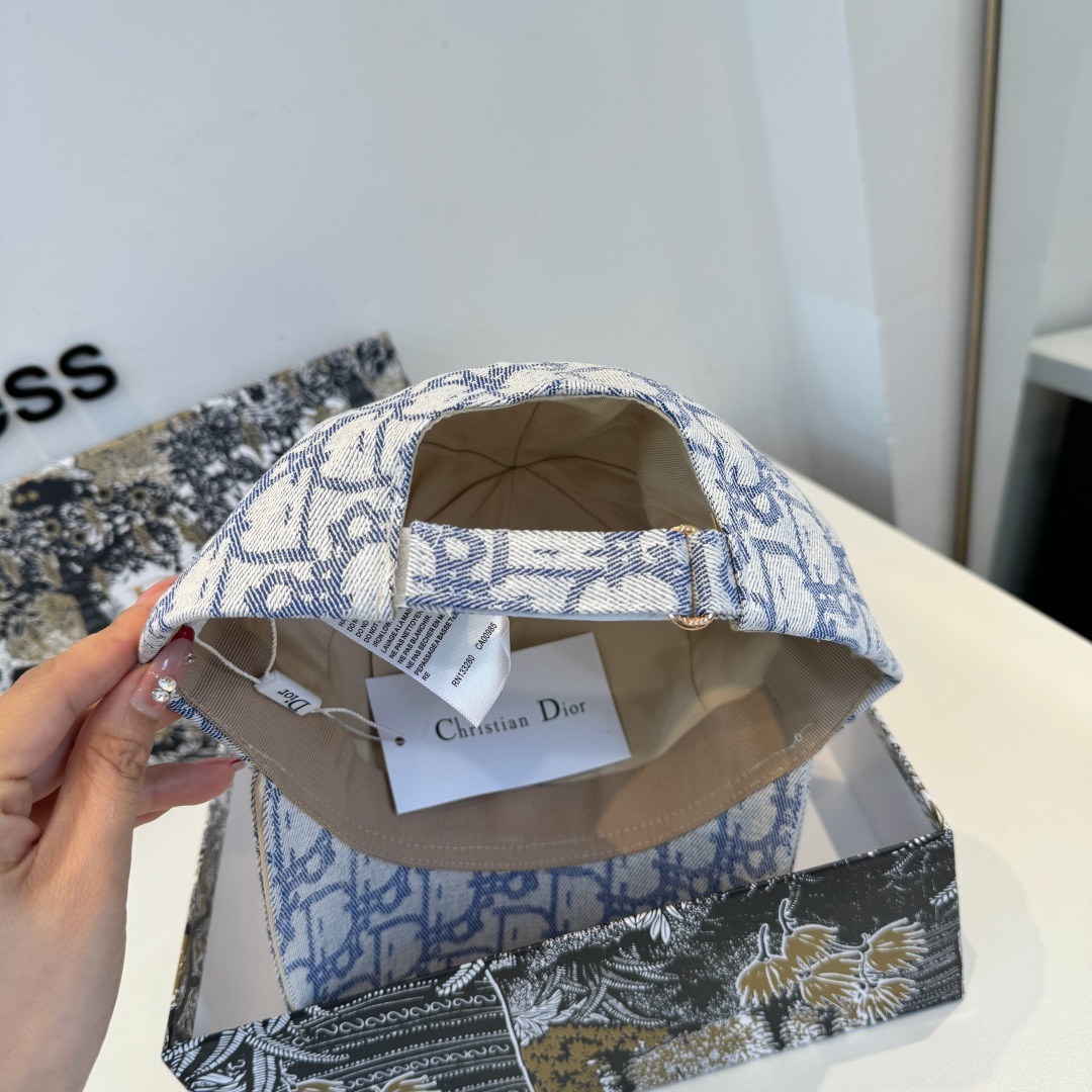 \n【DIOR迪奥】新款走量简约棒球帽，新款出货，大牌款超好搭配，赶紧入手！