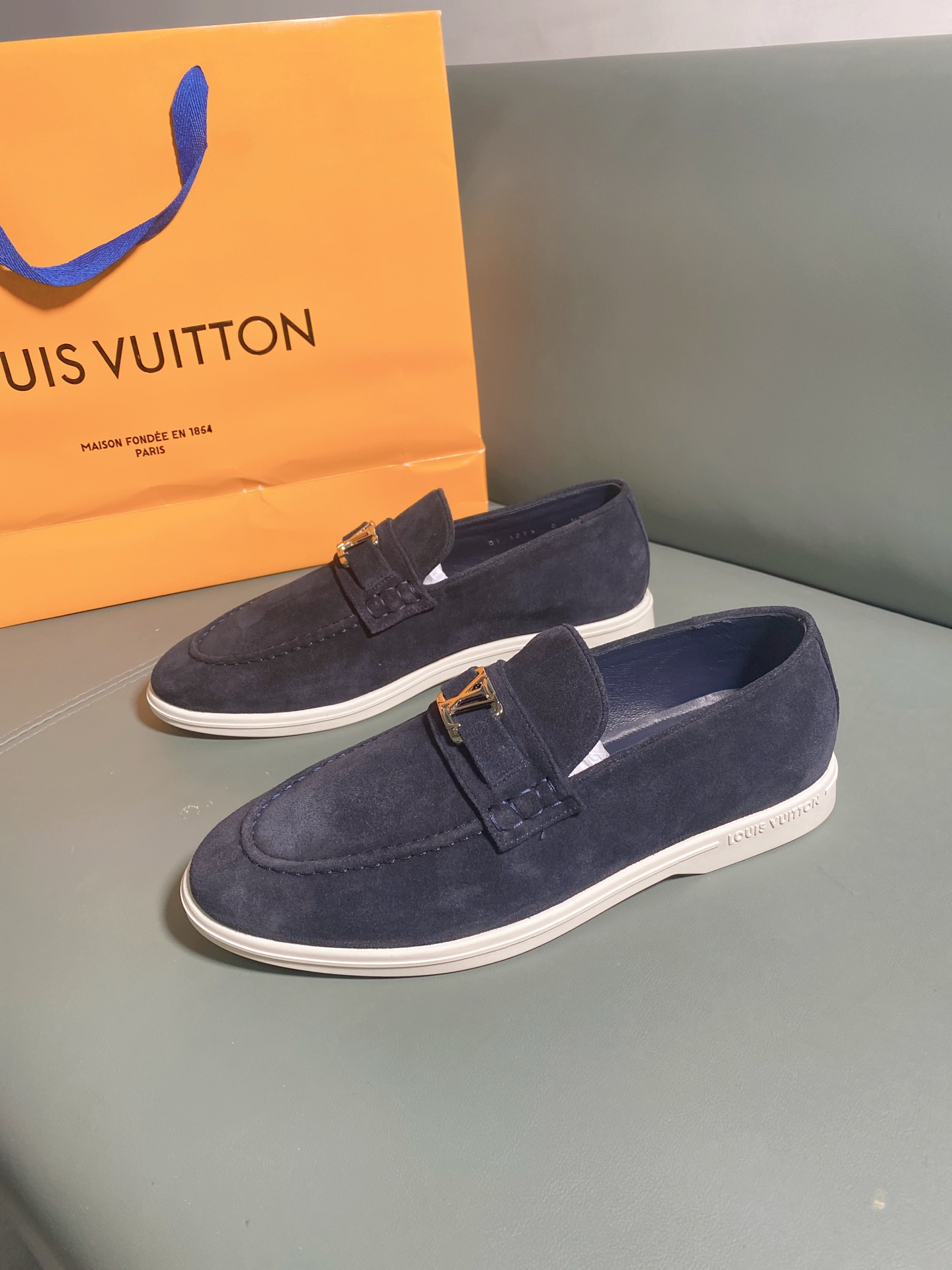 LV Style Canvas Men's Shoes style reference detail image 4 from source 780751