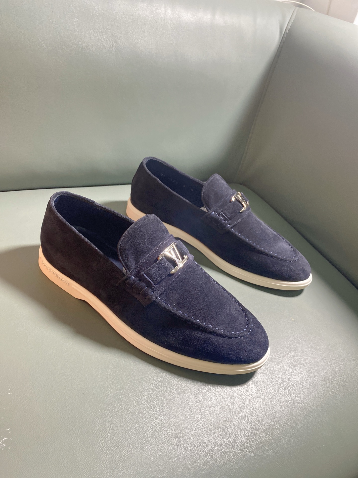 LV Style Canvas Men's Shoes style reference detail image 3 from source 780751