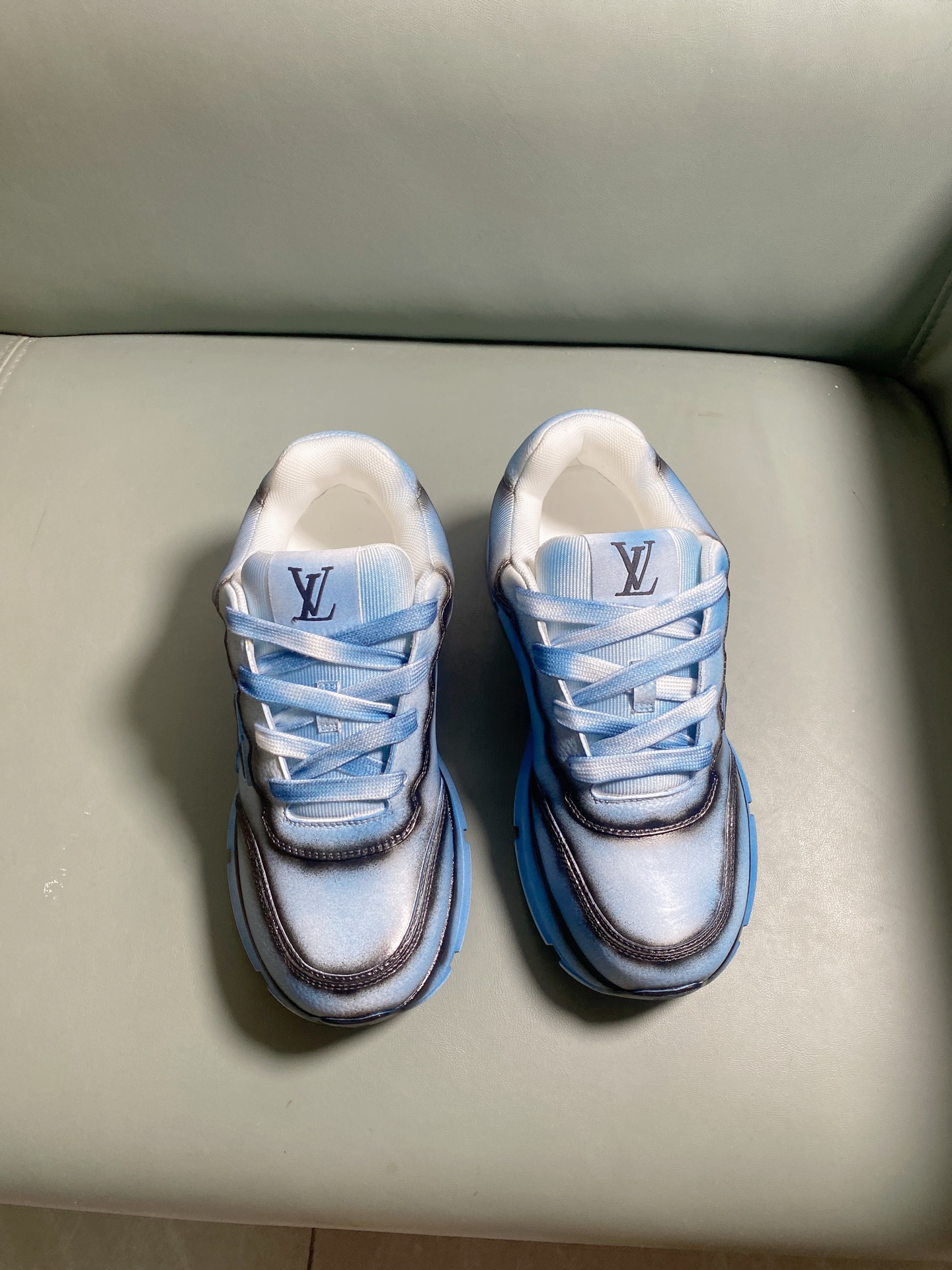 NO:280418,New counter models are available. Dongguan City. Purchase grade. Refuse to sell mixed (LV. Louis Vuitton) craft models. Heavy recommendations. Fat Ding craft models. Washed and dyed. Latest catwalks. Fat Ding TRAINER MAXI bread shoes. Casual couples. DIY beads. Original purchase and development. Made this model. Trainer Maxi is made of soft cowhide leather. It is reinterpreted with large silhouette and outsole. The original Trainer design is inspired by the retro basket. Rubber letters are marked with uppers, and exquisite packaging is delivered. Fabric: Original custom imported top layer cowhide inner: Original custom breathable net. Outsole: Original open mold TU combination sole. Sole thickness: 4CM Size: Men's model 38-45 (45 customized)  Outdoor veteran driver driving shoes, louis vuitton,louis vuitton,cowhide19860909专柜新款上新 东莞市.代购级 拒绝混卖（LV .路易威登）工艺款 重磅推荐 胖丁工艺款 水洗染色 了 最新走秀款 胖墩墩 胖嘟嘟 胖丁TRAINER MAXI面包鞋 休闲 情侣款 DIY串珠 原版购入开发 做货 本款 Trainer Maxi 取材柔软牛皮革,以大号廓型和凸纹外底重绎原版 Trainer 设计,演绎复古篮的灵感启发.橡胶 字母标注鞋面,配送精美包装 面料: 原版定制进口头层牛皮 内里: 原版定制透气网里 大底: 原版开模TU组合大底 底厚: 4CM Size: 男款38-45（45定做） 户外老司机驾车鞋,,louis vuitton,louis vuitton,cowhide,Men's shoes