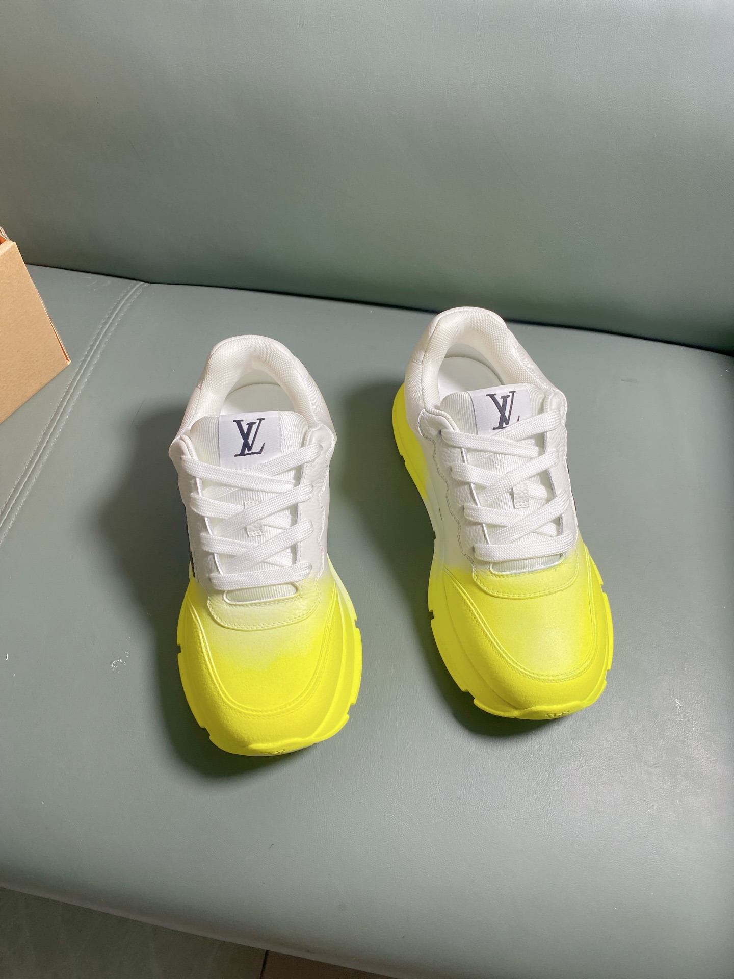 NO:280410,New counter models are available. Dongguan City. Purchase grade. Refuse to sell mixed (LV. Louis Vuitton) craft models. Heavy recommendations. Fat Ding craft models. Washed and dyed. Latest catwalks. Fat Ding TRAINER MAXI bread shoes. Casual couples. DIY beads. Original purchase and development. Made this model. Trainer Maxi is made of soft cowhide leather. It is reinterpreted with large silhouette and outsole. The original Trainer design is inspired by the retro basket. Rubber letters are marked with uppers, and exquisite packaging is delivered. Fabric: Original custom imported top layer cowhide inner: Original custom breathable net. Outsole: Original open mold TU combination sole. Sole thickness: 4CM Size: Men's model 38-45 (45 customized)  Outdoor veteran driver driving shoes, louis vuitton,louis vuitton,cowhide19860909专柜新款上新 东莞市.代购级 拒绝混卖（LV .路易威登）工艺款 重磅推荐 胖丁工艺款 水洗染色 了 最新走秀款 胖墩墩 胖嘟嘟 胖丁TRAINER MAXI面包鞋 休闲 情侣款 DIY串珠 原版购入开发 做货 本款 Trainer Maxi 取材柔软牛皮革,以大号廓型和凸纹外底重绎原版 Trainer 设计,演绎复古篮的灵感启发.橡胶 字母标注鞋面,配送精美包装 面料: 原版定制进口头层牛皮 内里: 原版定制透气网里 大底: 原版开模TU组合大底 底厚: 4CM Size: 男款38-45（45定做） 户外老司机驾车鞋,,louis vuitton,louis vuitton,cowhide,Men's shoes