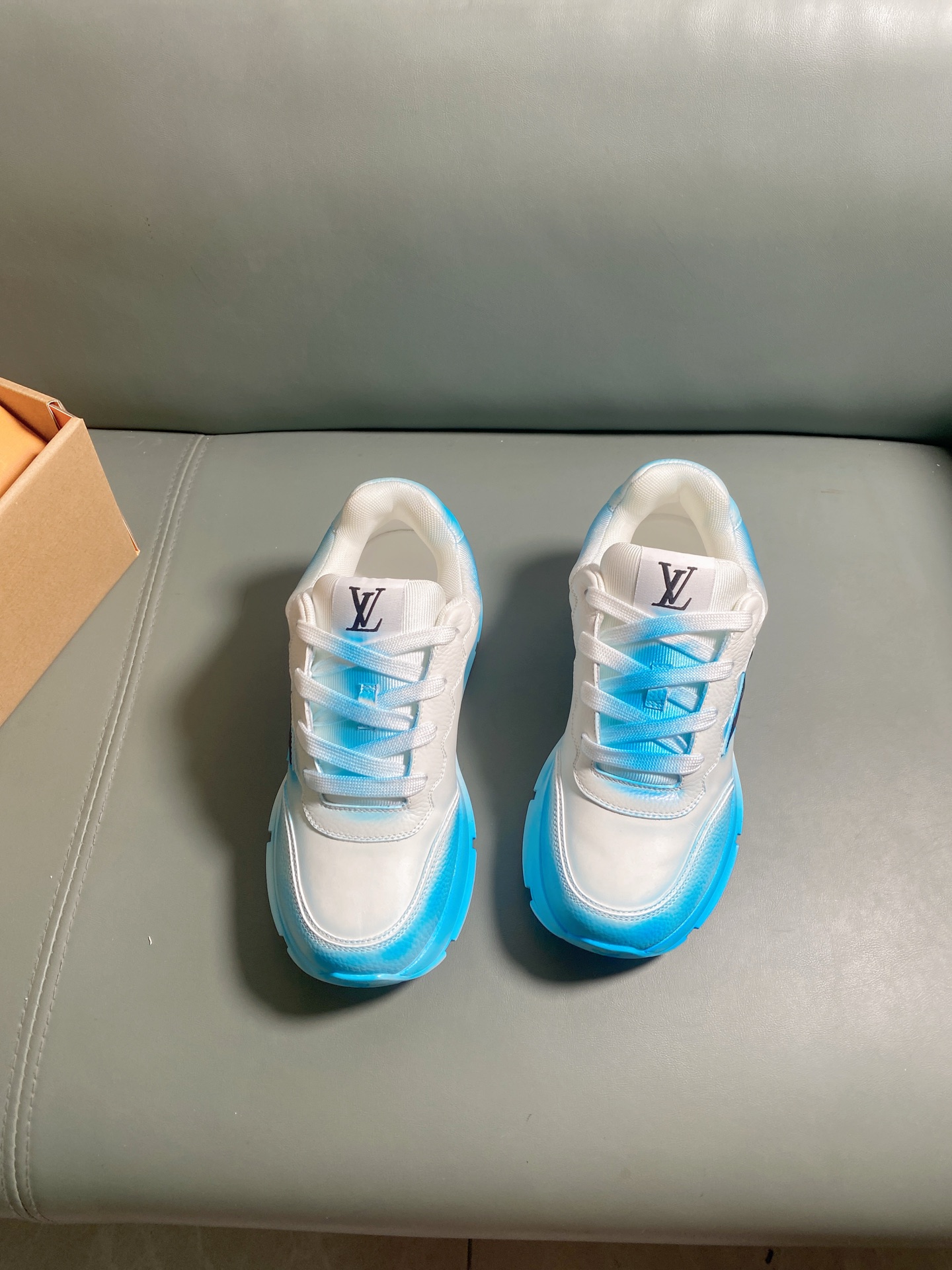 NO:280413,New counter models are available. Dongguan City. Purchase grade. Refuse to sell mixed (LV. Louis Vuitton) craft models. Heavy recommendations. Fat Ding craft models. Washed and dyed. Latest catwalks. Fat Ding TRAINER MAXI bread shoes. Casual couples. DIY beads. Original purchase and development. Made this model. Trainer Maxi is made of soft cowhide leather. It is reinterpreted with large silhouette and outsole. The original Trainer design is inspired by the retro basket. Rubber letters are marked with uppers, and exquisite packaging is delivered. Fabric: Original custom imported top layer cowhide inner: Original custom breathable net. Outsole: Original open mold TU combination sole. Sole thickness: 4CM Size: Men's model 38-45 (45 customized)  Outdoor veteran driver driving shoes, louis vuitton,louis vuitton,cowhide19860909专柜新款上新 东莞市.代购级 拒绝混卖（LV .路易威登）工艺款 重磅推荐 胖丁工艺款 水洗染色 了 最新走秀款 胖墩墩 胖嘟嘟 胖丁TRAINER MAXI面包鞋 休闲 情侣款 DIY串珠 原版购入开发 做货 本款 Trainer Maxi 取材柔软牛皮革,以大号廓型和凸纹外底重绎原版 Trainer 设计,演绎复古篮的灵感启发.橡胶 字母标注鞋面,配送精美包装 面料: 原版定制进口头层牛皮 内里: 原版定制透气网里 大底: 原版开模TU组合大底 底厚: 4CM Size: 男款38-45（45定做） 户外老司机驾车鞋,,louis vuitton,louis vuitton,cowhide,Men's shoes