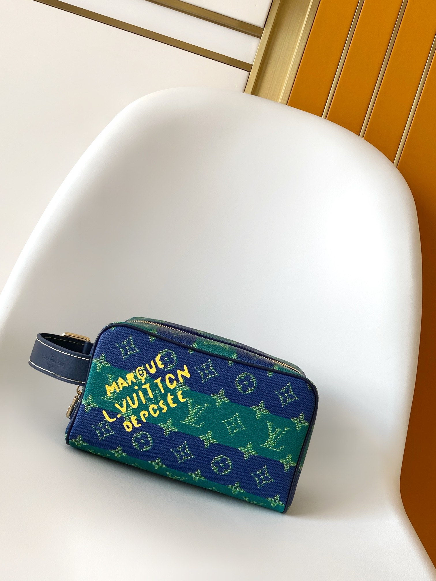 NO:574099,Genuine grade M25902 blue-green M12688 green M11559 gradient blue M11765 brown M83112 presbyopia M83113 black flower This Locker Dopp Kit toilet bag is made of Monogram  Canvas, a blend of contemporary trends and elegance. Compact construction with plenty of space to easily store daily essentials. Washable lining combined with adjustable side handles for convenient on-the-go experience. 23.0 x 13.0 x 12.0 cm (Length x Height x Width) Monogram coated canvas Cow leather trim Washable fabric lining Metal hardware Central zipper closure Spacious main compartment Interior patch pocket Adjustable buckle  The shoulder strap is non-detachable and adjustable. The half-length of the strap is 4.0 cm. The half-length of the strap is adjustable to 10.0 cm. The handle is single handle, removable, genuine LV, Louis Vuitton, Cowhide19860909正品级  M25902蓝绿 M12688 绿色 M11559渐变蓝 M11765棕色M83112老花 M83113黑花 本款 Locker Dopp Kit 盥洗袋取材 Monogram 帆布,融汇当代潮流和典雅格调.紧凑构型内含充裕空间,轻松收纳日常所需.可水洗内衬结合可调节侧手柄,实现便捷随行体验.23.0 x 13.0 x 12.0 厘米 (长 x 高 x 宽) Monogram 涂层帆布 牛皮革饰边 可水洗织物内衬 金属件 中央拉链开合 宽敞主隔层 内贴袋 可调节搭扣 肩带不可拆卸,可调节 包带半长4.0 厘米 包带半长可调至10.0 厘米 手柄单手柄,可拆卸,正品级LV,louis vuitton,cowhide,Bag