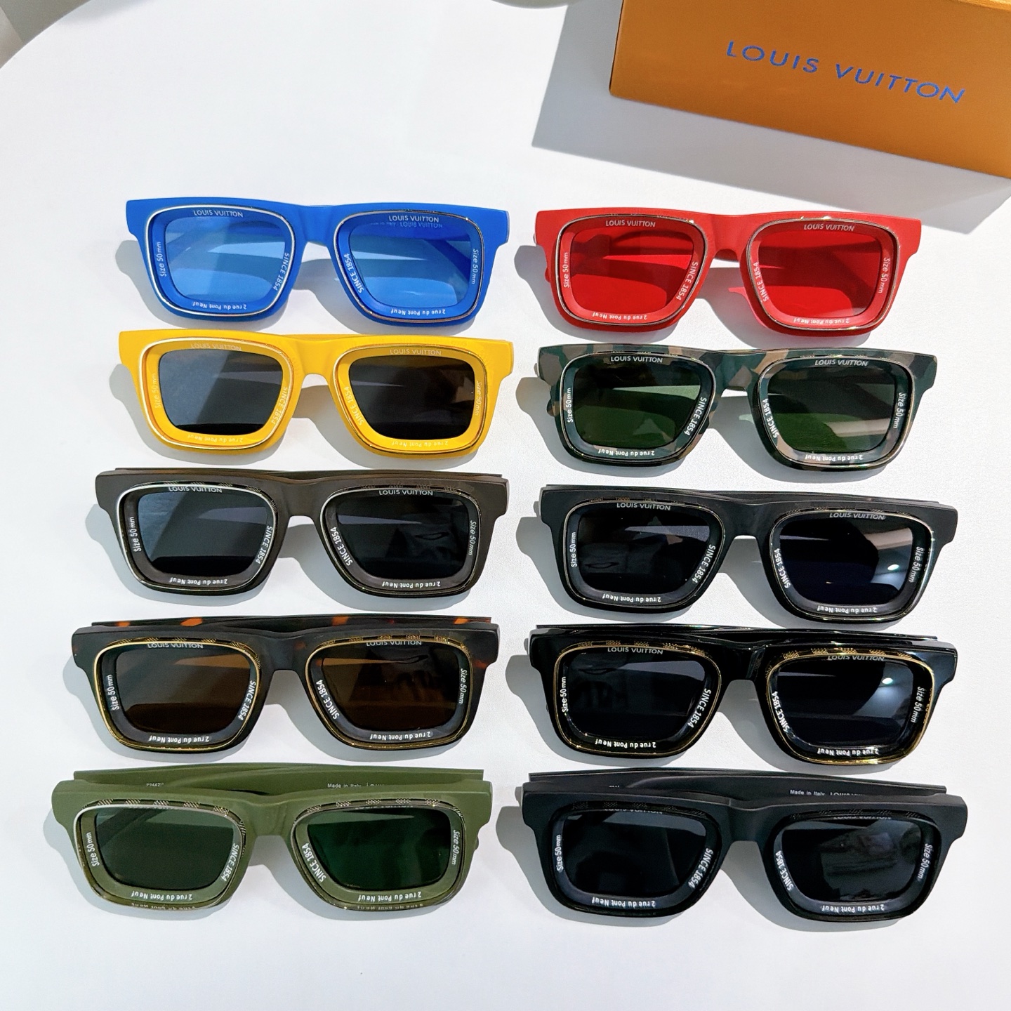 LOUIS VUITTO* MODELO: Z2442U TALLA: 50口24-145