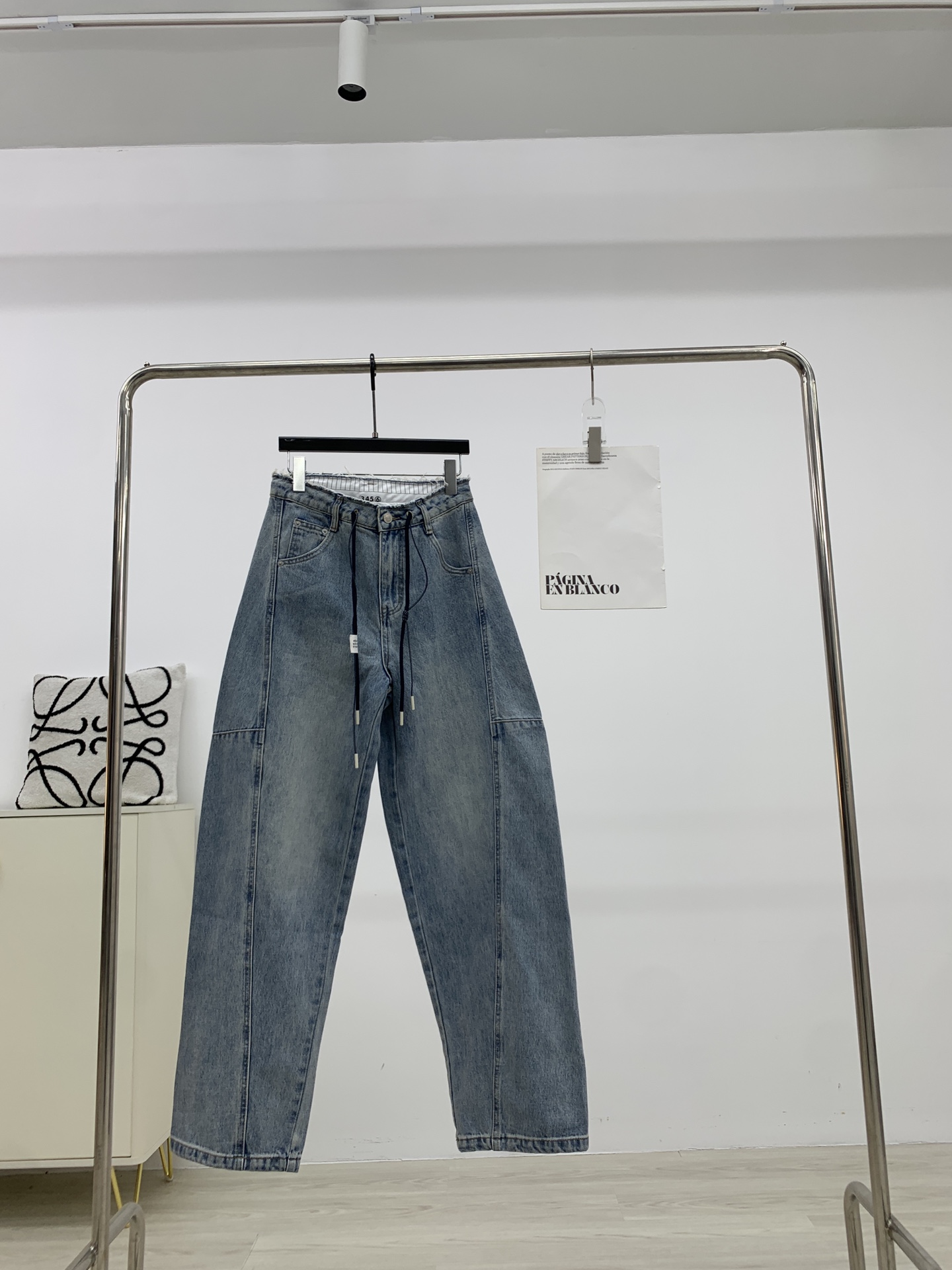 NO:313248,25 popular new MM6~Majila Radish drawstring jeans This is a pair of jeans with a very design style. It is full of personality and looks very good. High-end and elegant. High-end and high-end supply. SML,,masion margiela,masion margiela,jeans,alexander wang1986090925火爆上新 MM6～马吉拉 萝卜型抽绳牛仔裤 这是一条极具设计风格的牛仔裤 个性十足,颜值爆表 高端大气 档次高 现货供货 SML,,masion margiela,masion margiela,jeans,alexander wang,Women's clothing