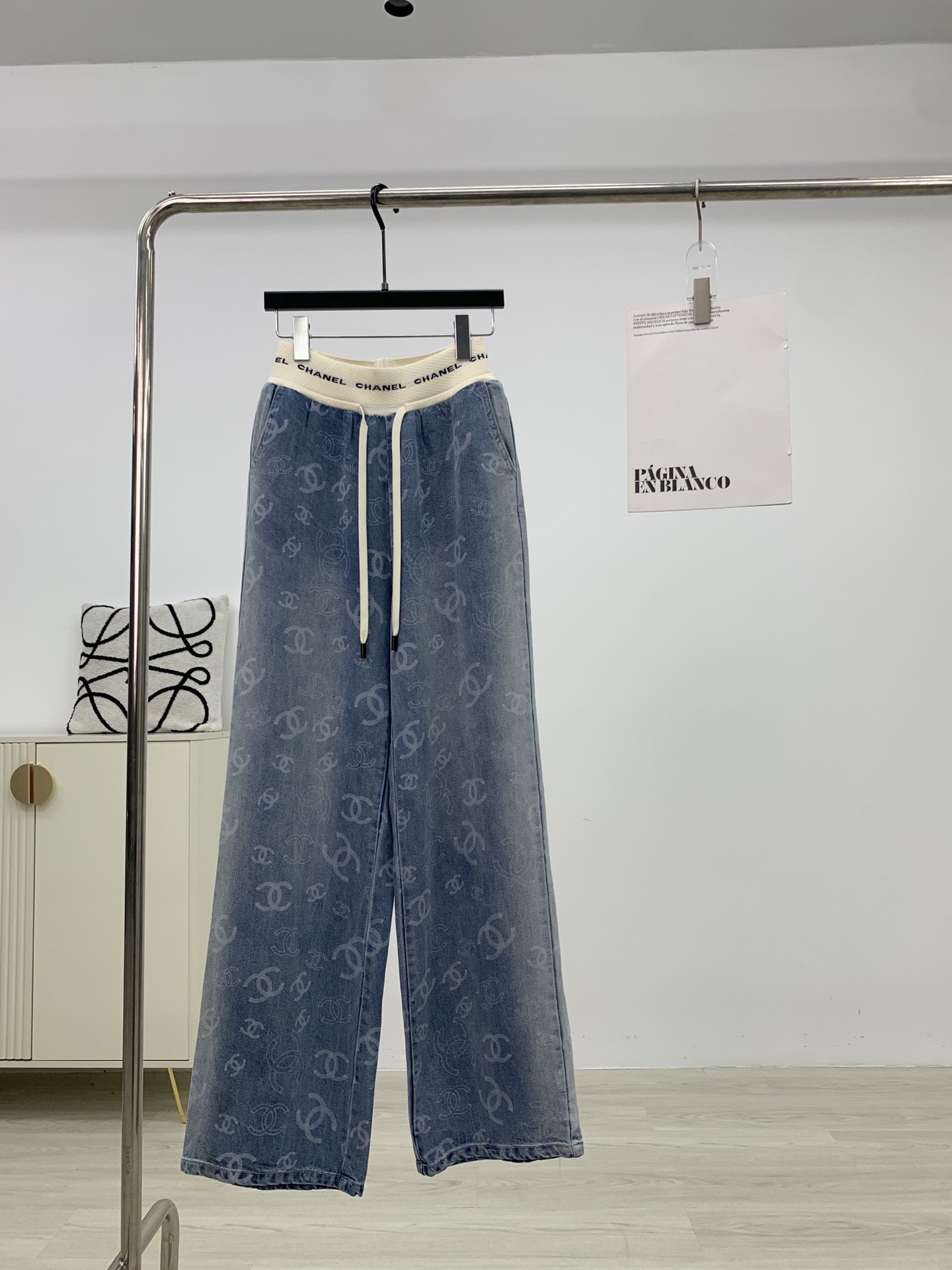 NO:313225,25 popular new CHANE ~ Xiaoxiang style Double C Tiansi jeans Customized contrasting wide webbing Laser heavy acetate Tiansi fabric Laser face pattern high-quality high-craft washing water color system Soft and refreshing touch SML A, chanel, jeans, alexander wang1986090925火爆上新 CHANE～小香风 双C天丝牛仔裤 定制撞色宽织带 莱赛尔春季克重醋酸天丝面料 激光面花型高定 高工艺洗水色系 手感柔顺坠爽 SML A,,chanel,jeans,alexander wang,Women's clothing