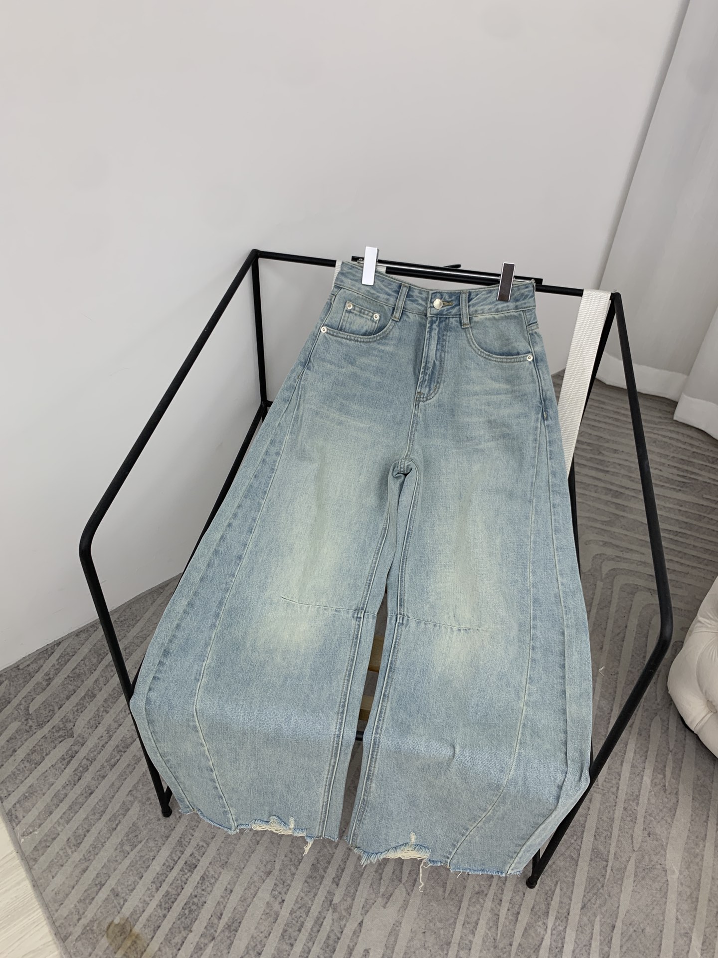 NO:313242,25 popular new Alex*Wang~AW King Jeans Pursuing a good denim fabric can make the cleanest color and more cotton-like. The ceiling in the scimitar pants. 100% fashion. Lazy and atmospheric. Walking fashion blockbusters. Absolutely big hits. SM, alexander wang, jeans, alexander wang.1986090925火爆上新 Alex*Wang～AW大王牛仔裤 追求一款好的牛仔面料能够 洗出最干净的色泽更有棉感 弯刀裤型中的天花板 时尚度百分百 慵懒大气 行走的时装大片 绝对的大爆款 SM,,alexander wang,jeans,alexander wang,Women's clothing