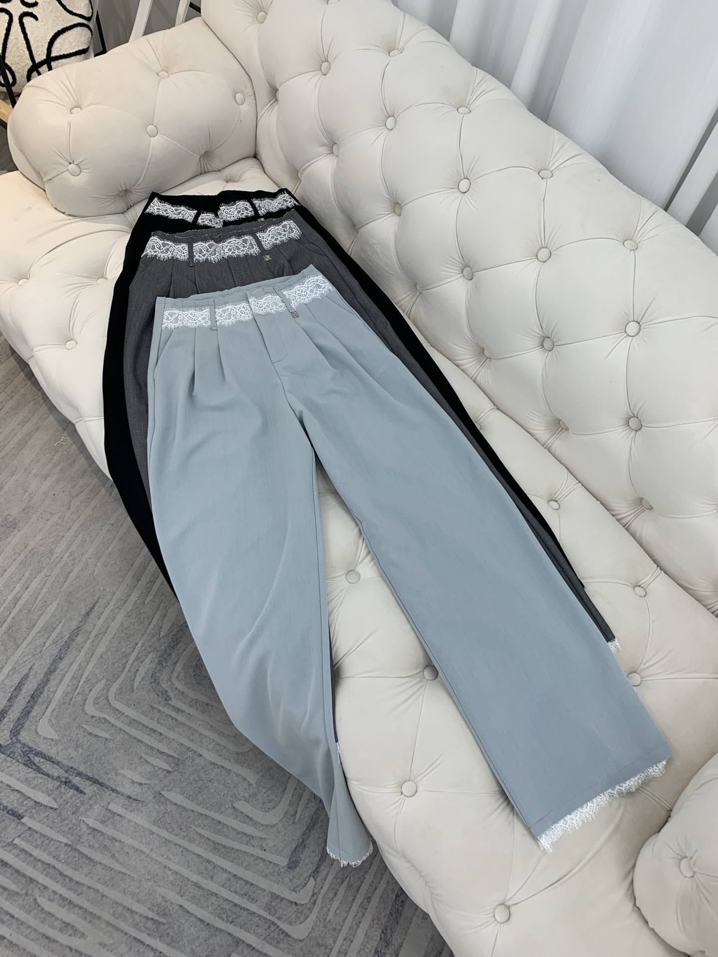 NO:323843,Loew*25 new lace spliced ​​casual trousers, a versatile casual trousers with a very design sense. Long legs harvest, high-end fabric, drooping, matching with different tops, can create different sparks. SML, loewe, alexander wang19860909Loew*25新款蕾丝拼接休闲西裤 极具设计感的一款百搭休闲裤 大长腿收割 高定面料 垂感度刚好 搭配不同上装 都能碰撞出不一样的火花 SML,,loewe,alexander wang,Women's clothing