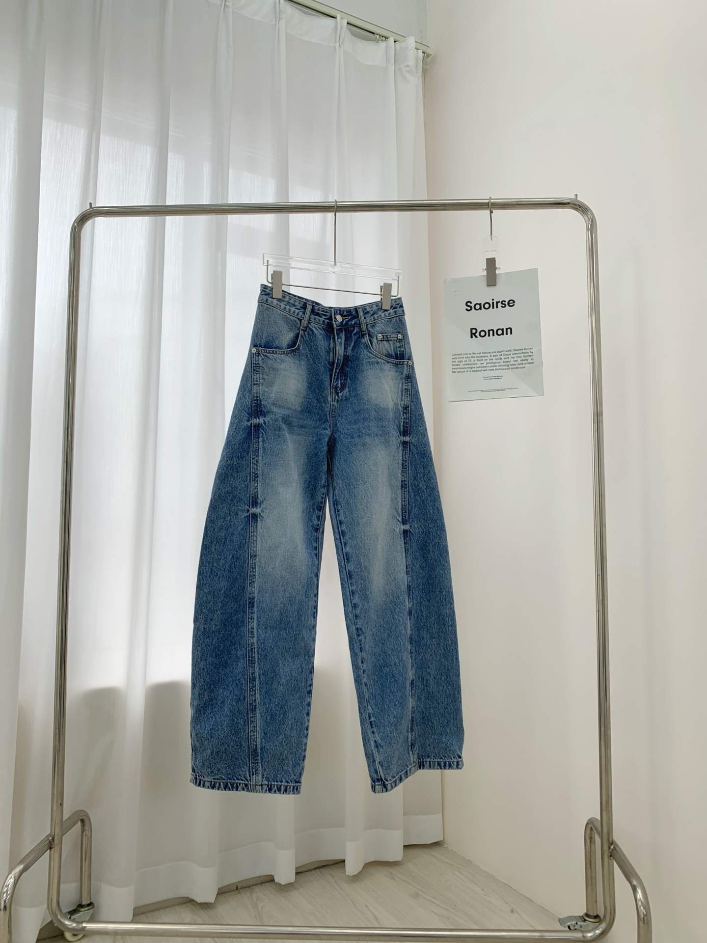 NO:326540,Alex*Wang｜Goddess Same Sicky Jeans This jeans are made of high-quality fabrics, craftsmanship and gradient color washing, a crisp style and personalized design, and exclusive brand accessories are decorated to make you the most unique existence. Whether it is a trendy frontline or daily leisure, it can make your matching full of innovation. Create your exclusive style and show your personality. Blue SML AA, jeans, alexander wang19860909Alex*Wang｜女神同款镰刀牛仔裤 这款牛仔裤选用优质面料,工艺渐变色洗水,挺括的版型与个性的设计相结合,专属品牌配件装饰,让你成为最独特的存在. 无论是潮流前线还是日常休闲,它都能让您的搭配充满新意.打造你的专属风格,尽情展现个性. 蓝色 SML AA,,jeans,alexander wang,Women's clothing