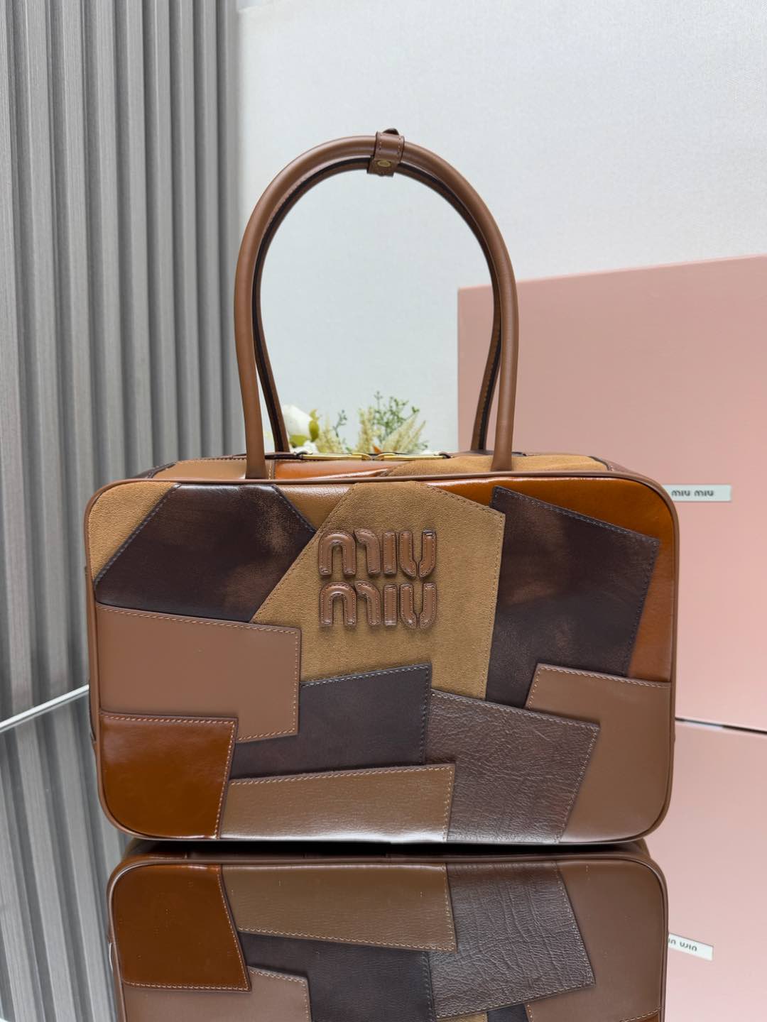 NO:186406,[Genuine Fireworks] MiuMiu's new splicing briefcase number: 5BB117, heavy handmade, made of multiple leather splicing, bold and innovative design perfectly interprets Miu's eclectic, chic, casual and inclusive attitude towards life. This bag is cool, freeze-shaped and exquisite multi-functional design, integrating men's and women's clothing elements, casual and lazy, natural and free, full of personality, super large capacity and lightweight, brand new canvas lining, popular all over the world, all fashion stars love to carry it, size 34X23X12cm [gift],,miumiu19860909[正品级 烟花]MiuMiu新品拼接公文包款号:5BB117,重手工制作,采用多种皮质拼接而成,大胆创新的设计完美诠释了Miu不拘一格,潇洒随意包容的人生态度,这款包包很酷,定格精致的多功能设计,融合男装和女装元素,随性慵懒,自然洒脱,充满个性,超大容量还很轻便,全新的帆布衬里,火遍全球,各大时尚搏主明星都爱背它,尺寸34X23X12cm[礼物],,miumiu,Bag