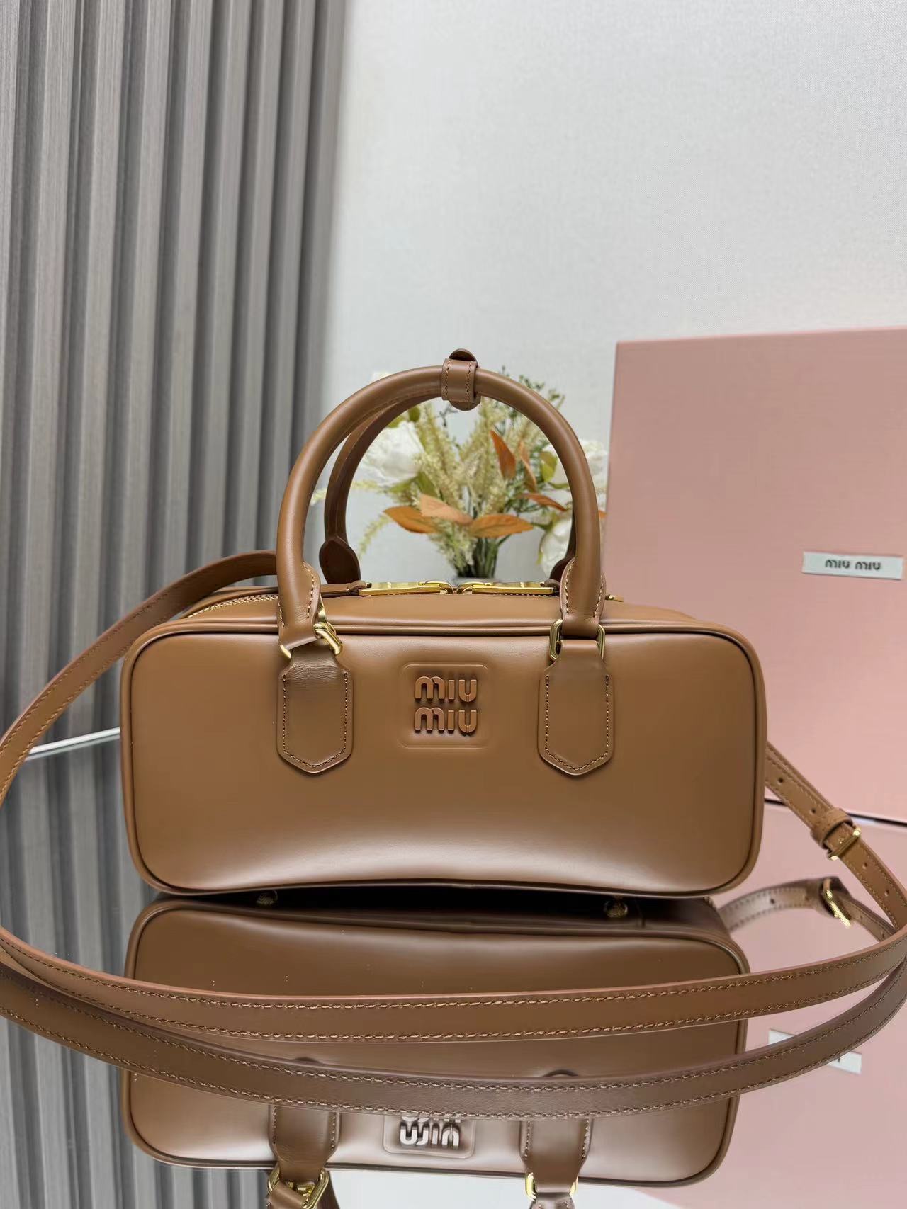 NO:186404,[Genuine fireworks] MiuMiu new version number 5BB, Miu home new bowling bag, official website main promotion, this year's absolute hot style, top imported calf leather. Miu home has a unique style Matelasse pattern, exquisite three-dimensional and stylish body, the front engraving micro mark echoes the leather color, removable and adjustable leather long shoulder straps, cotton section lining, and zippered pockets, the same style as many celebrity internet celebrities, size 27x12x9cm,,miumiu,cowhide19860909[正品级 烟花]MiuMiu新版本款号5BB,Miu家新款保龄球包包,官网主推,今年绝对爆款式,顶级进口小牛皮.Miu家独具风格Matelasse图案,包身精致立体有型,正面刻字微标与皮革颜色相呼应,可拆卸可调节皮革长肩带,绵质段面衬里,配拉链式口袋,众多明星网红同款,尺寸27x12x9cm,,miumiu,cowhide,Bag