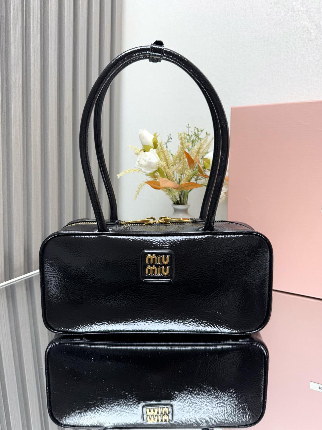 NO:186181,Genuine grade original leather Miu new bowling balls are handmade, made of new oil wax patent leather, unique ice cracked texture leather surface, bold and innovative design perfectly interprets Miu's eclectic, chic and casual attitude towards life. This bag is cool, freeze-shaped and exquisite multi-functional design, combining men's and women's clothing elements, casual and lazy, natural and free, full of personality, brand new canvas lining, it is not unreasonable to be popular all over the Internet, major fashion celebrities love to carry it, model number 5BB patent leather black size 28X12X9cm, large-scale MIUMIU, miumiu19860909正品级 原厂皮 Miu 新品保龄球 重手工制作,采用全新油蜡漆皮材质,独特的冰裂纹理皮面,大胆创新的设计完美诠释了Miu不拘一格,潇洒随意包容的人生态度,这款包包很酷,定格精致的多功能设计,融合男装和女装元素,随性慵懒,自然洒脱,充满个性,全新的帆布衬里,火遍全网不是没道理的,各大时尚搏主明星都爱背它, 款号5BB漆皮黑色 尺寸28X12X9cm,大厂货MIUMIU,miumiu,Bag