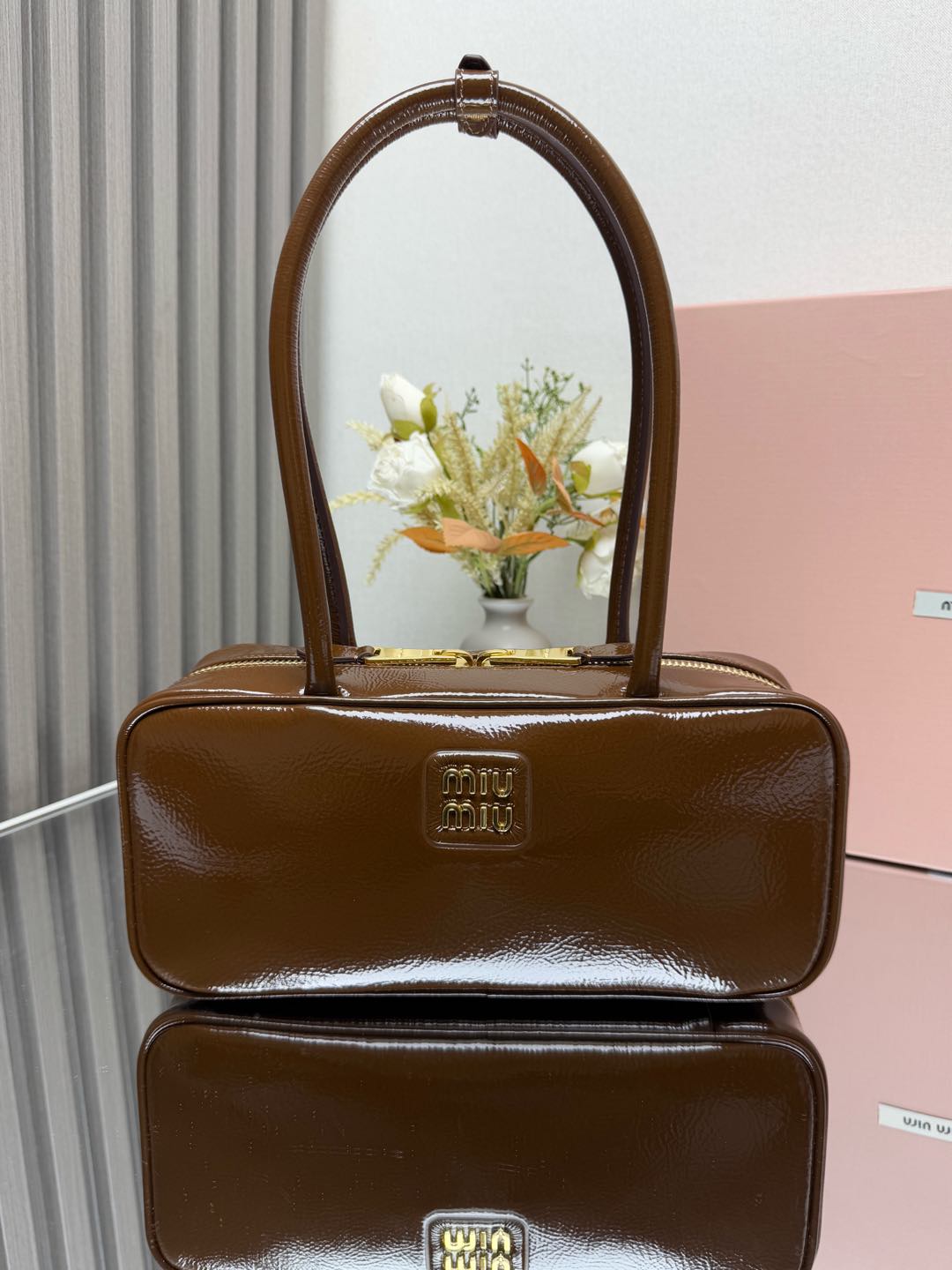 NO:186184,Genuine grade original leather Miu new bowling balls are handmade, made of new oil wax patent leather, unique ice cracked texture leather surface, bold and innovative design perfectly interprets Miu's eclectic, chic and casual attitude towards life. This bag is cool, freeze-shaped and exquisite multi-functional design, combining men's and women's clothing elements, casual and lazy, natural and free, full of personality, new canvas lining, it is not unreasonable to be popular all over the Internet, major fashion celebrities love to carry it, model number 5BB patent leather brown, size 28X12X9cm, large-scale MIUMIU, miumiu19860909正品级 原厂皮 Miu 新品保龄球 重手工制作,采用全新油蜡漆皮材质,独特的冰裂纹理皮面,大胆创新的设计完美诠释了Miu不拘一格,潇洒随意包容的人生态度,这款包包很酷,定格精致的多功能设计,融合男装和女装元素,随性慵懒,自然洒脱,充满个性,全新的帆布衬里,火遍全网不是没道理的,各大时尚搏主明星都爱背它, 款号5BB漆皮棕色 尺寸28X12X9cm,大厂货MIUMIU,miumiu,Bag