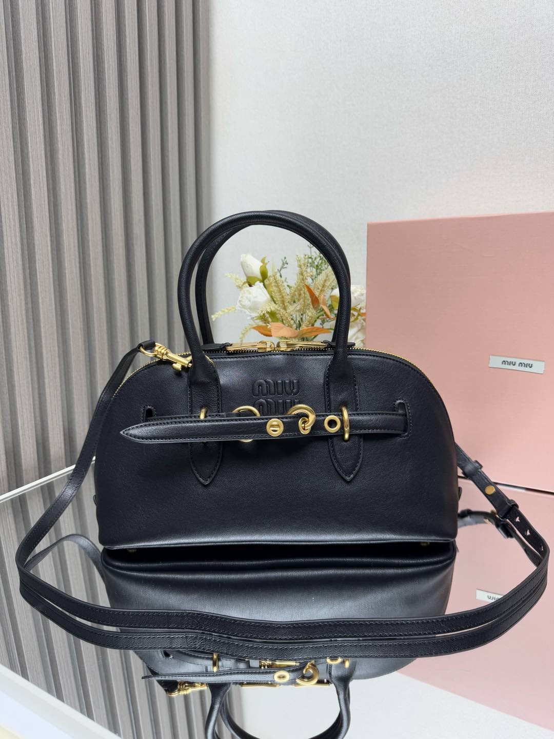 NO:186396,[Genuine grade fireworks] MiuMiu new product number 5BB, Miu home new hot bowling bag, using top-grade retro soft sheepskin, retro matte old metal accessories, this Aventure Nappa leather handbag is inspired by Miu home collection items, its structure has been adjusted to become lighter, rejuvenating and new personality, creating a classic bag with timeless charm, multi-element design gives this handbag unique beauty and classic atmosphere, removable and adjustable leather shoulder straps, canvas inner lining with zipper pockets and patch pockets, size 33X17 X 11cm,,miumiu, sheepskin19860909[正品级 烟花]MiuMiu新品款号5BB,Miu家新品爆款保龄球包,釆用顶级复古植柔羊皮,复古磨砂感做旧金属配件,这款Aventure Nappa 皮革手提包灵感源自 Miu家典藏单品,其结构经过调整,变得更加轻便,焕发全新个性,打造具有隽永魅力的经典包款,多元素的设计赋予这款手提包独特美感和经典气息,可拆卸可调节皮革肩带,帆布内里配拉链口袋和贴袋,尺寸33X17 X 11cm,,miumiu,sheepskin,Bag