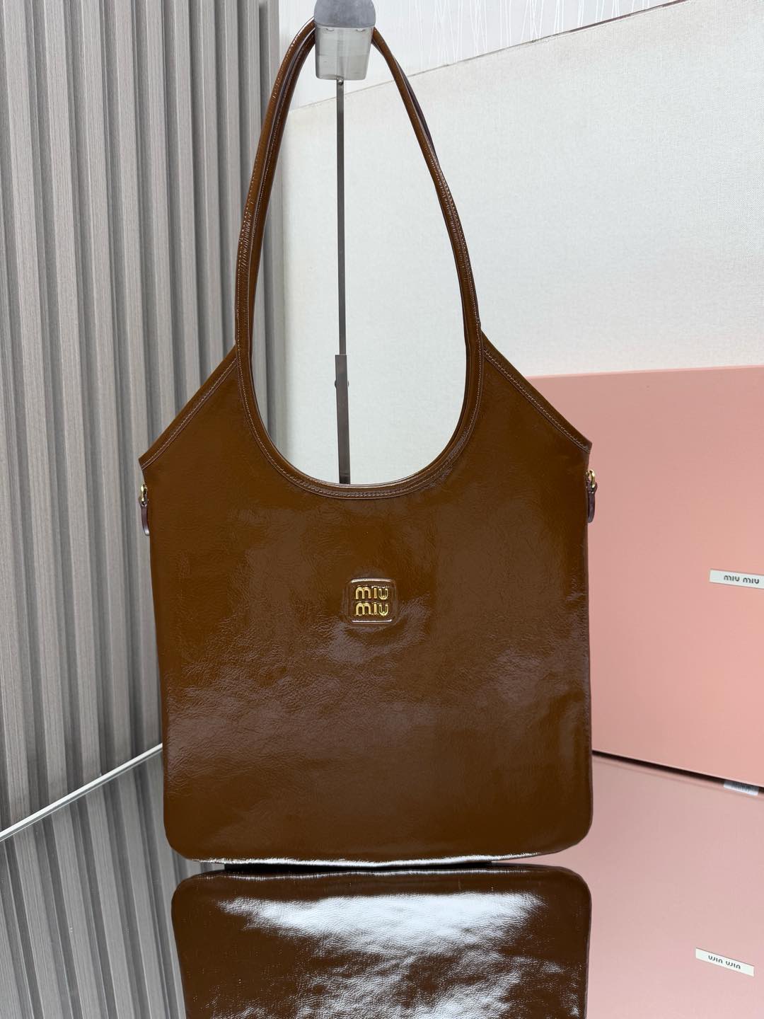 NO:186381,Genuine grade [Fireworks] MiuMiu new product number 5BG231, Miu's new Isetan limited tote bag, the official website mainly recommends, this year's absolutely popular style, brand new oil wax patent leather, unique ice crack texture leather surface, unique leather texture, soft body but not collapsed, casual and lazy temperament, super large capacity, it returns 100% when going out on the street every day, hand-sewn leather logo logo, brand new burlap lining, zippered pocket, size 35 X 40Cm,,miumiu,totes19860909正品级 [烟花]MiuMiu新品款号5BG231,Miu家新款伊势丹限定托特包,官网主推,今年绝对爆款式,全新油蜡漆皮,独特的冰裂纹理皮面,皮质质感一绝,包身软而不塌,气质随性慵懒,容量超大,日常出街背它回头率百分百,手工缝制皮面Logo标志,内里全新麻布里,配拉链式口袋,尺寸35 X 40Cm,,miumiu,totes,Bag