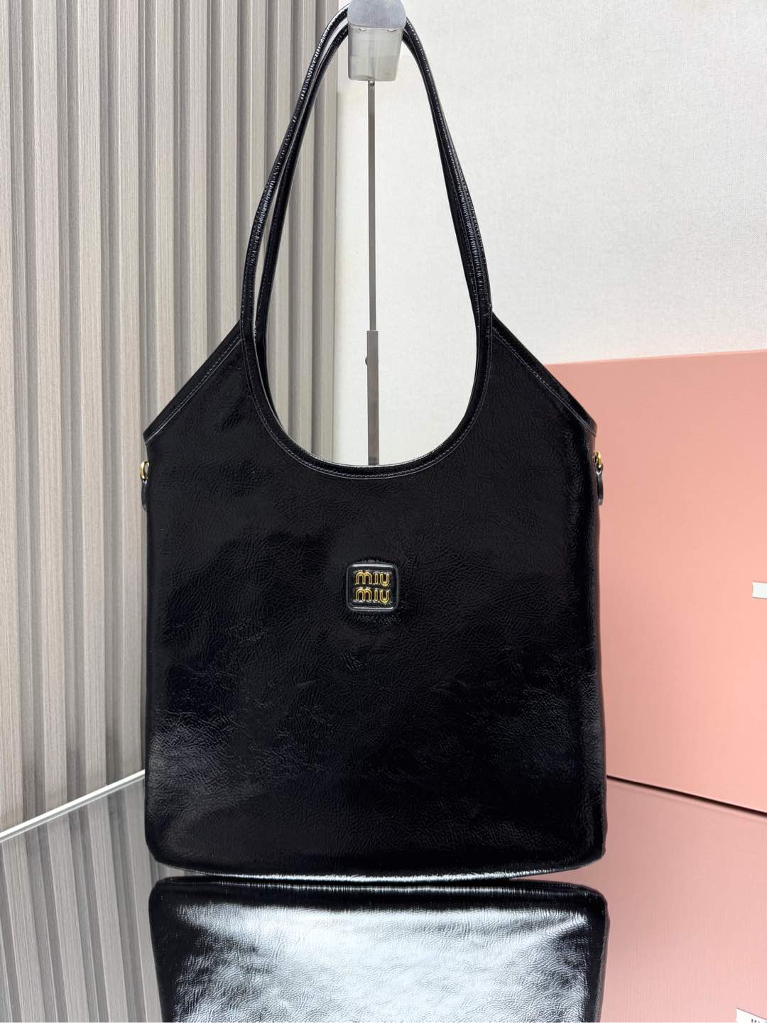 NO:186385,Genuine grade [Fireworks] MiuMiu new product number 5BG231 black patent leather, Miu's new Isetan limited tote bag, the official website mainly recommends, this year's absolutely popular style, brand new oil wax patent leather, unique ice crack texture leather surface, unique leather texture, soft body but not collapsed, casual and lazy temperament, super large capacity, it is 100% turnover rate when going out on the street every day, hand-sewn leather logo logo, brand new burlap lining, zippered pocket, size 35 X 40Cm,,miumiu,totes19860909正品级 [烟花]MiuMiu新品款号5BG231黑色漆皮,Miu家新款伊势丹限定托特包,官网主推,今年绝对爆款式,全新油蜡漆皮,独特的冰裂纹理皮面,皮质质感一绝,包身软而不塌,气质随性慵懒,容量超大,日常出街背它回头率百分百,手工缝制皮面Logo标志,内里全新麻布里,配拉链式口袋,尺寸35 X 40Cm,,miumiu,totes,Bag