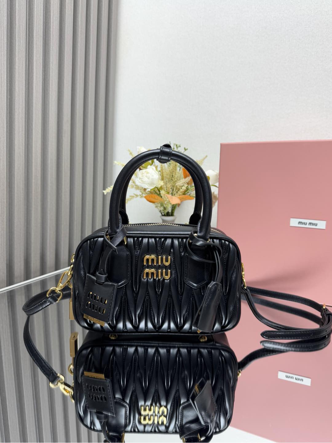 NO:186383,Authentic MiuMiu new product number 5BB123, too pretty bowling handbag, using imported lambskin classic brand iconic Matelasse texture embroidery, retro matte hardware, retaining the playfulness it should have. The overall shape of the bag is firm and stylish, full of personality, sweet or salty, and has a capacity of shiny. Almost everyone has one of the major fashion owners, and the popularity is no less than the previous MiuWander, with many colors, three sizes, small size 19X13X6CM, miumiu, sheepskin19860909正品级 MiuMiu新品款号5BB123,too pretty保龄球手袋,采用进口小羊皮经典品牌标志性Matelasse纹理绣花,复古磨砂五金,保留了应有的俏皮感,包型整体硬挺有型,充满个性,可甜可盐,容量可光,各大时尚搏主几乎人手一个,火爆程度不亚于之前的MiuWander,颜色多多,三个尺寸,小号尺寸19X13X6CM,,miumiu,sheepskin,Bag