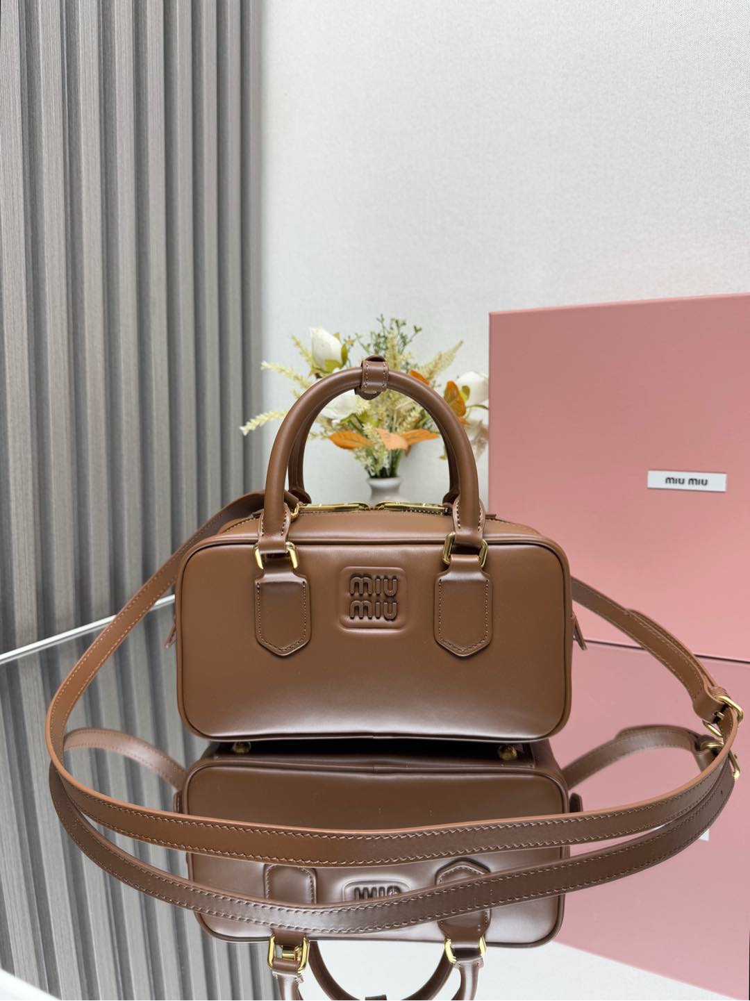 NO:186403,Genuine grade [Fireworks] MiuMiu new product number 5BB142, Miu home new bowling bag, official website main promotion, absolutely popular this year, top imported calf leather, Miu home unique style Matelasse pattern, exquisite three-dimensional and stylish, front engraving logo echoes the leather color, removable and adjustable leather long shoulder straps, cotton satin lining, zippered pocket, the same style of many celebrity internet celebrities, size 22X10.5X7.5Cm, [Gift] 000610,,miumiu,cowhide19860909正品级 [烟花]MiuMiu新品款号5BB142,Miu家新款保龄球包包,官网主推,今年绝对爆款式,顶级进口小牛皮,Miu家独具风格Matelasse图案,包身精致立体有型,正面刻字徽标与皮革颜色相呼应,可拆卸可调节皮革长肩带,棉质缎面衬里,配拉链式口袋,众多明星网红同款,尺寸22X10.5X7.5Cm,[礼物] 000610,,miumiu,cowhide,Bag