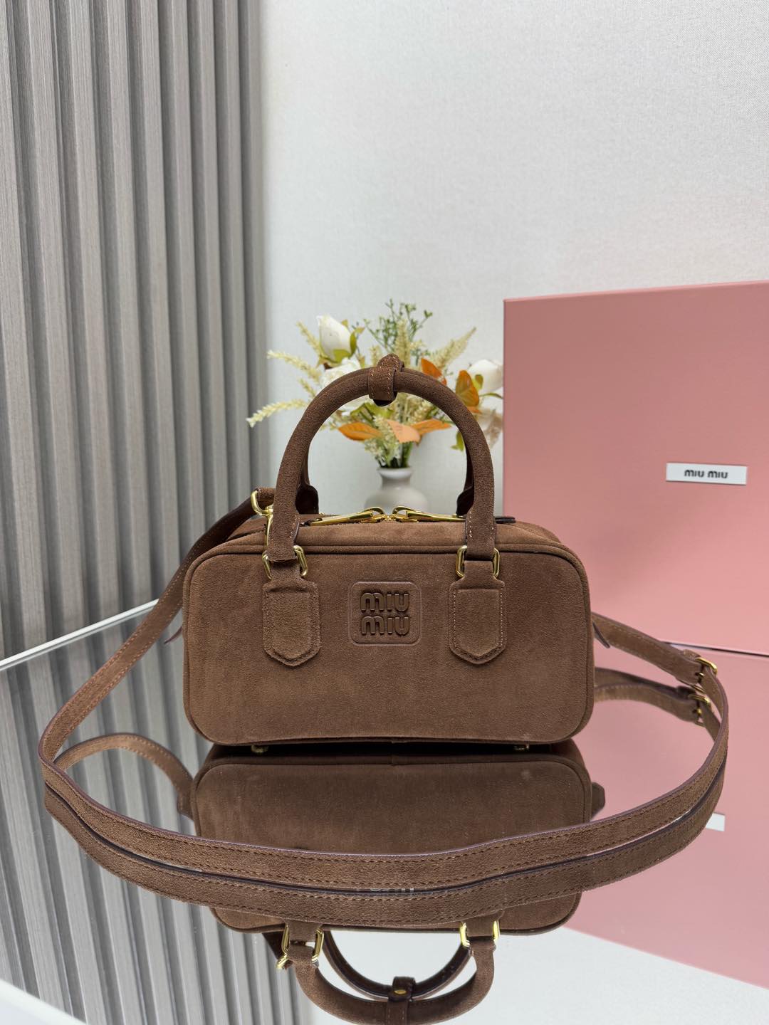 NO:186402,Authentic MiuMiu new garbled 5BB142, Miu's new bowling bag, popular suede leather elements in this autumn and winter, top-level suede calf leather, exquisite three-dimensional and stylish body, the front lettering logo echoes the leather color, removable and adjustable leather long shoulder straps, new canvas lining, with zippered pockets, the same style of many celebrity celebrities, size 22X10.5X7.5Cm, miumiu, cowhide19860909正品级 MiuMiu新品乱号5BB142,Miu家新款保龄球包包,火爆这个秋冬的麂绒皮元素,顶级头层麂绒小牛皮,包身精致立体有型,正面刻字徽标与皮革颜色相呼应,可拆卸可调节皮革长肩带,全新帆布衬里,配拉链式口袋,众多明星网红同款,尺寸22X10.5X7.5Cm,,miumiu,cowhide,Bag