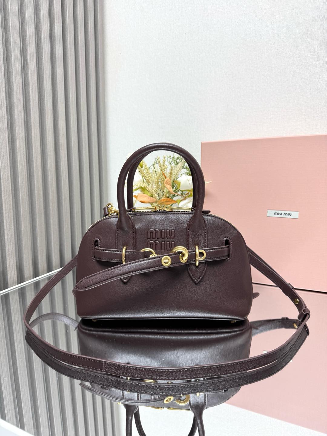 NO:186399,Genuine 5BB169, Miu's new hot bowling bag, uses top-grade retro soft sheepskin, retro matte old metal accessories. This Aventure Nappa leather handbag is inspired by Miu's collection. Its structure has been adjusted to become lighter and new in personality, creating a timeless and charming classic bag. The multi-element design gives this handbag a unique aesthetic and classic atmosphere. It can be detachable and adjustable leather shoulder straps, canvas inner zippered pockets and patch pockets, size 28 X16.5 X 10 cm,,miumiu, sheepskin19860909正品级 5BB169,Miu家新品爆款保龄球包,釆用顶级复古植柔羊皮,复古磨砂感做旧金属配件,这款Aventure Nappa 皮革手提包灵感源自 Miu家典藏单品,其结构经过调整,变得更加轻便,焕发全新个性,打造具有隽永魅力的经典包款,多元素的设计赋予这款手提包独特美感和经典气息,可拆卸可调节皮革肩带,帆布内里配拉链口袋和贴袋,尺寸28 X16.5 X 10 cm,,miumiu,sheepskin,Bag