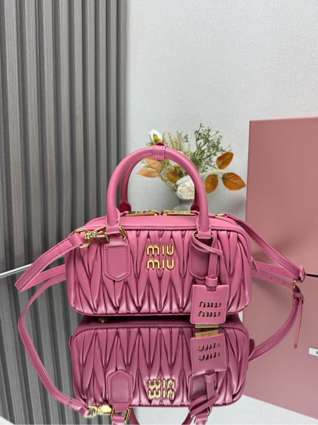 NO:186398,Genuine new version 5BB142, M Home's new bowling bag, the official website is recommended, this year's absolutely popular style, top imported lambskin, Miu Home's unique style Matelasse pattern, exquisite three-dimensional and stylish, the front lettering logo echoes the leather color, removable and adjustable leather long shoulder straps, cotton satin lining, and zippered pockets, the same style for many celebrities and internet celebrities, size 22X10.5X7.5Cm, miumiu, sheepskin19860909正品级 新版本5BB142,M家新款保龄球包包,官网主推,今年绝对爆款式,顶级进口小羊皮,Miu家独具风格Matelasse图案,包身精致立体有型,正面刻字徽标与皮革颜色相呼应,可拆卸可调节皮革长肩带,棉质缎面衬里,配拉链式口袋,众多明星网红同款,尺寸22X10.5X7.5Cm,,miumiu,sheepskin,Bag