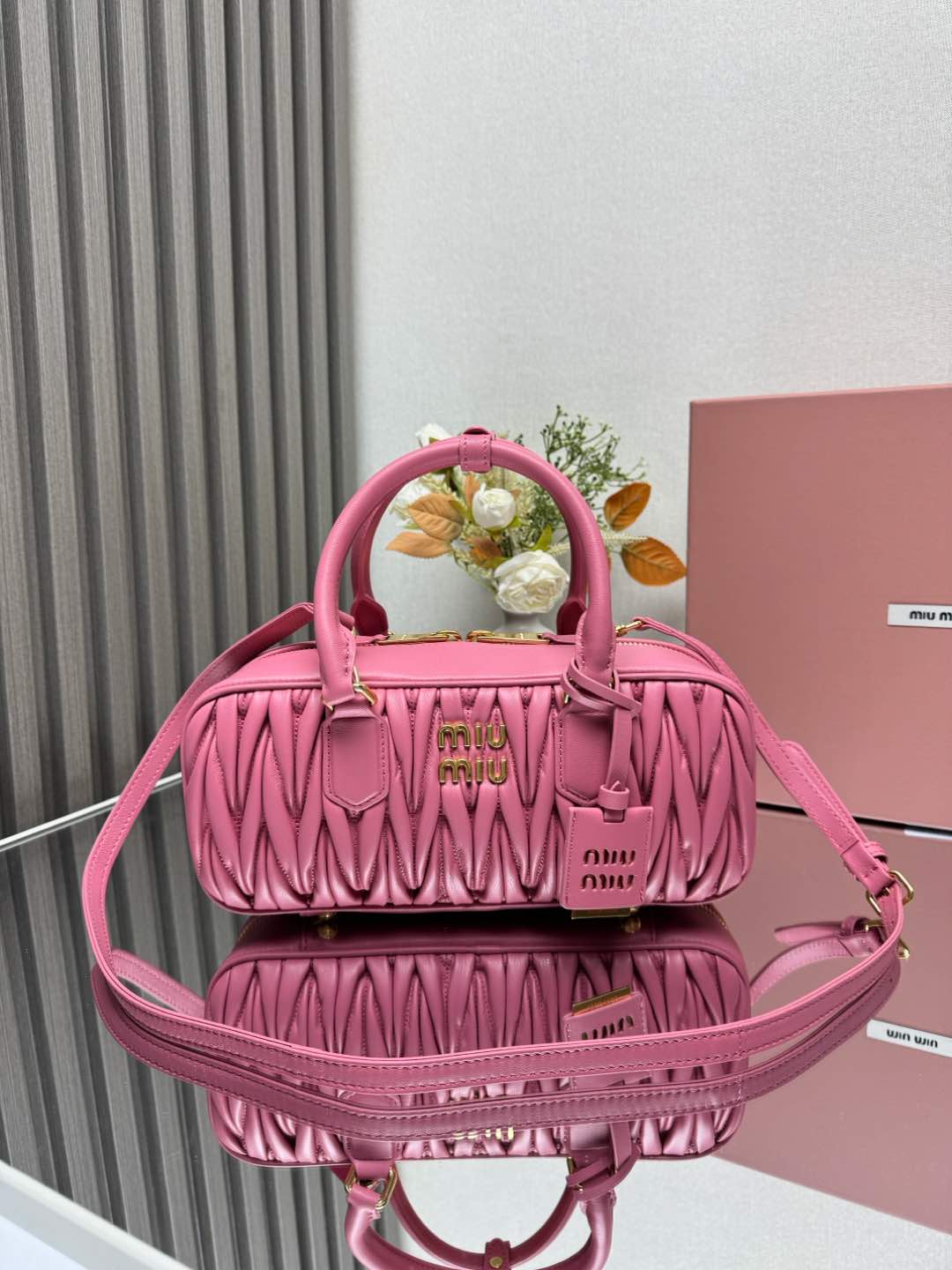 NO:186395,Genuine 5BB, Miu Home's new bowling bag, the official website is the main promotion, this year's absolutely popular style, top imported lambskin, Miu Home's unique style Matelasse pattern, exquisite three-dimensional and stylish body, the front lettering logo echoes the leather color, removable and adjustable leather long shoulder straps, cotton satin lining, and zippered pockets, the same style of many celebrity internet celebrities, size 27X12X9Cm, miumiu, sheepskin19860909正品级 新版本5BB,Miu家新款保龄球包包,官网主推,今年绝对爆款式,顶级进口小羊皮,Miu家独具风格Matelasse图案,包身精致立体有型,正面刻字徽标与皮革颜色相呼应,可拆卸可调节皮革长肩带,棉质缎面衬里,配拉链式口袋,众多明星网红同款,尺寸27X12X9Cm,,miumiu,sheepskin,Bag