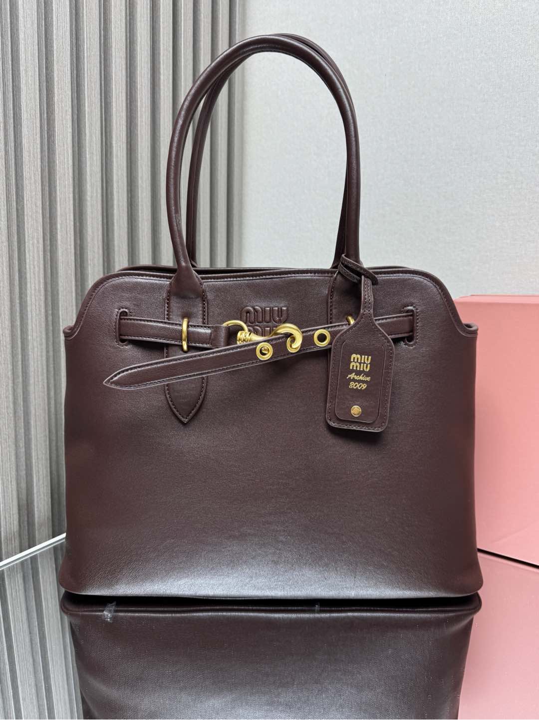 NO:186391,Genuine grade 5BG291, new popular mid-aged tote bag, using new soft-fat sheepskin, soft and high-end leather, this Aventure Nappa leather handbag is inspired by Miu collection design, the structure has been adjusted to become lighter, and it has a new personality, decorated with embossed letter logos, adding iconic elements, retro gold hardware accessories, linen-blend lining, with zippered pockets and patch pockets, long wrists are suitable for portable or single shoulder, size 31X40X13CM,, miumiu, totes, sheepskin19860909正品级 5BG291,新品爆款中古托特包,采用全新柔脂羊皮,皮质柔软高级,这款Aventure Nappa皮革手袋灵感源自Miu典藏设计,结构经过调整,变得更加轻便,焕发全新个性,饰以压花字母徽标,增添标志性元素,复古金色五金配件,亚麻混纺衬里,配拉链口袋和贴袋,长手腕适合用作手提或单肩,尺寸31X40X13CM,,miumiu,totes,sheepskin,Bag