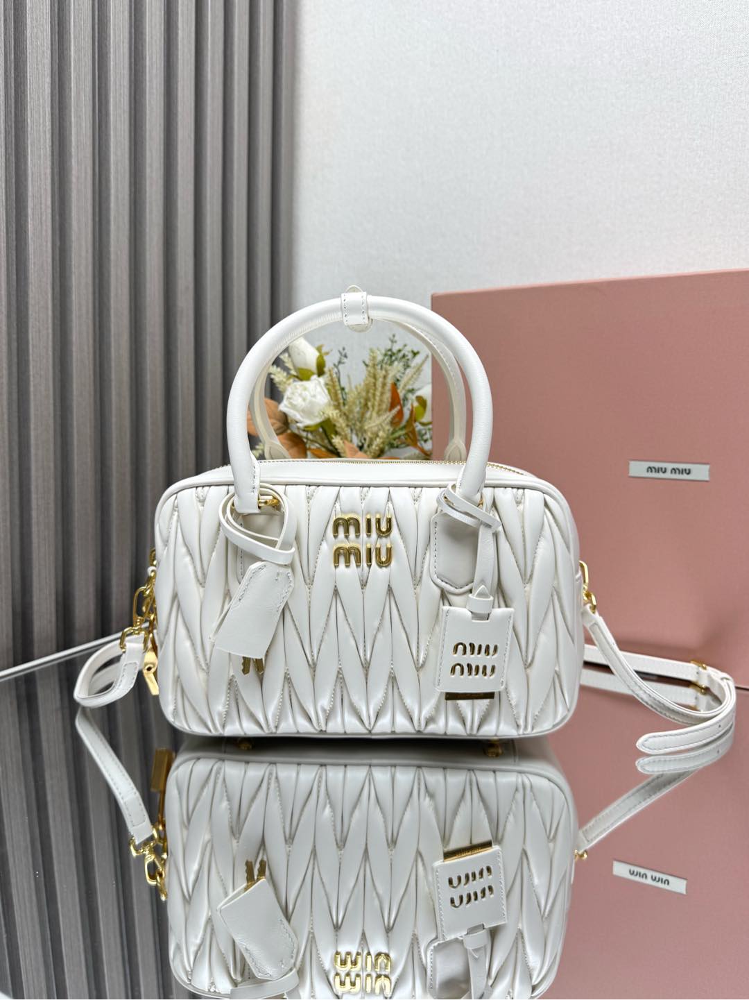 NO:186387,Genuine grade 5BB124MiuMiu new too pretty bowling handbag, using imported lambskin classic brand iconic Matelasse texture embroidery, retro matte hardware, retaining the playful feeling it should have. The overall shape of the bag is firm and stylish, full of personality, sweet or salty, and has a capacity of shiny. Almost everyone has one of the major fashion owners, and the popularity is no less than the previous MiuWander. There are many colors, three sizes, medium size 24X16X7.5CM, miumiu, sheepskin19860909正品级 5BB124MiuMiu新品too pretty保龄球手袋,采用进口小羊皮经典品牌标志性Matelasse纹理绣花,复古磨砂五金,保留了应有的俏皮感,包型整体硬挺有型,充满个性,可甜可盐,容量可光,各大时尚搏主几乎人手一个,火爆程度不亚于之前的MiuWander,颜色多多,三个尺寸,中号尺寸24X16X7.5CM,,miumiu,sheepskin,Bag