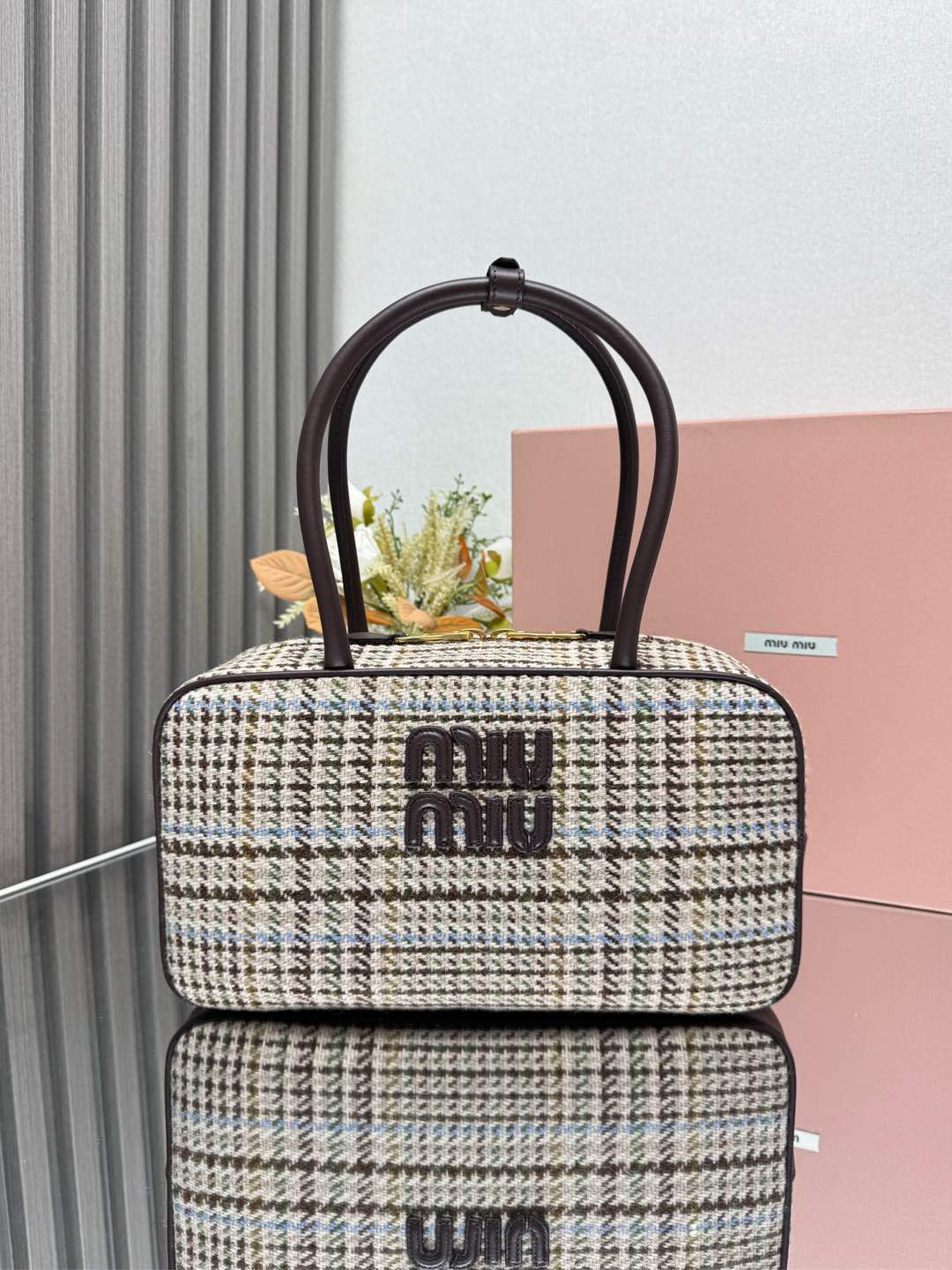 NO:186379,Authentic grade [Small Houndstooth briefcase shipment] is still a well-deserved top popular contestants. The classic and atmospheric bowling bag design adds a hint of handsomeness to the overall look. It is more convenient than the second generation. It can be carried on one shoulder~ The relief logo does not have too many decorations and embellishments, and the simple, neat and low-key image captures people's hearts. Commuting and daily travel meets both capacity and fashion. Almost everyone has one of the major fashion owners, model number 5BB, size bottom length 29x bottom width 9cm x height 17cm,19860909正品级【小一号千鸟格公文包出货】仍旧是当之无愧的top热门选手经典大气的保龄球包造型设计给整体增添一丝帅气 比二代更方便可以单肩背啦～浮雕LOGO没有过多的装饰点缀,线条简洁利落低调的形象俘获人心 通勤日常出行,既满足了容量又满足了时尚 各大时尚搏主几乎人手一个,款号5BB 尺寸底长29x底宽9cm x高17cm,,Bag