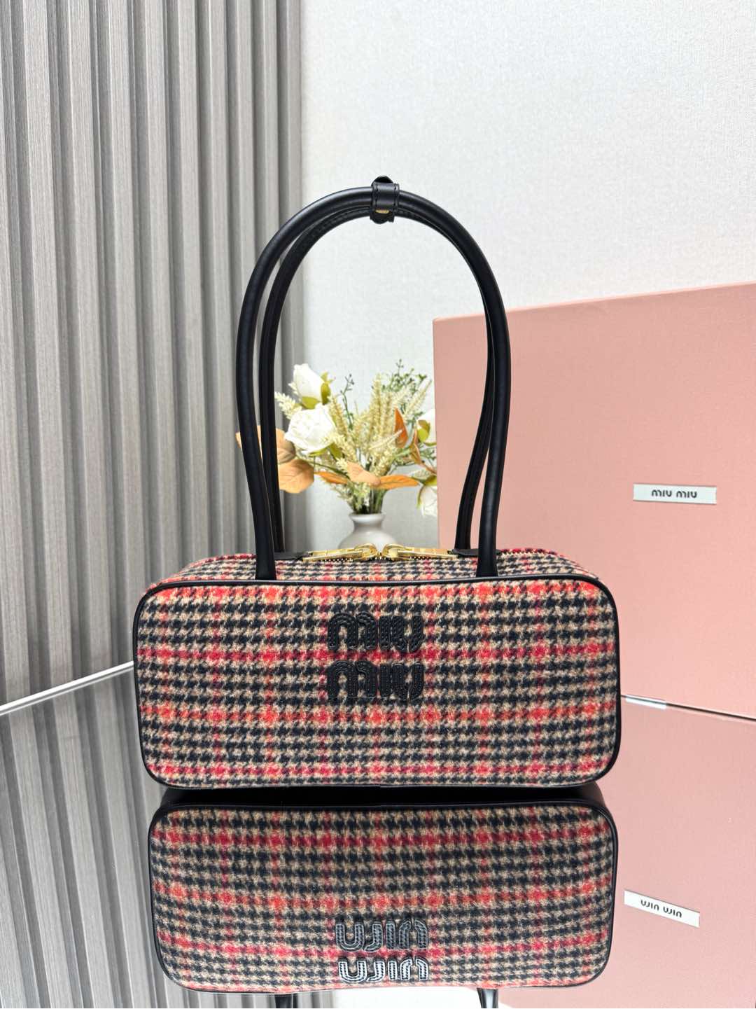 NO:186374,Genuine grade 5BB, miu's new houndstooth bowling ball, handmade, bold and innovative design perfectly interprets miu's eclectic, casual and inclusive attitude towards life. This bag is cool, freeze-shaped and exquisite multi-functional design, integrating men's and women's clothing elements, casual and lazy, natural and free, full of personality, brand new canvas lining, it is not unreasonable to be popular all over the Internet, major fashion celebrities love to carry it, size 28x12x9cm, miumiu19860909正品级 款号5BB,miu新品千鸟格保龄球,重手工制作,大胆创新的设计完美诠释了miu不拘一格,潇洒随意包容的人生态度,这款包包很酷,定格精致的多功能设计,融合男装和女装元素,随性慵懒,自然洒脱,充满个性,全新的帆布衬里,火遍全网不是没道理的,各大时尚搏主明星都爱背它,尺寸28x12x9cm,,miumiu,Bag