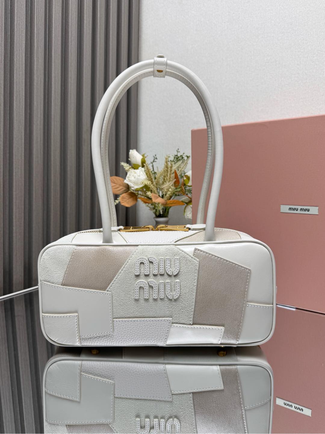 NO:186389,Genuine Miu Home Model Number 5BB, New Product Spliced ​​Bowling Ball, Handmade, Made of Multiple Leather Splicing, Bold and Innovative Design Perfectly interprets Miu's eclectic, chic, casual and inclusive attitude towards life. This bag is cool, freeze-shaped and exquisite multi-functional design, integrating men's and women's clothing elements, casual and lazy, natural and free, full of personality, brand new canvas lining, it is not unreasonable to be popular all over the Internet, major fashion celebrities love to carry it, size 28x12x9cm,,miumiu19860909正品级 Miu家 款号5BB,新品拼接保龄球,重手工制作,采用多种皮质拼接而成,大胆创新的设计完美诠释了miu不拘一格,潇洒随意包容的人生态度,这款包包很酷,定格精致的多功能设计,融合男装和女装元素,随性慵懒,自然洒脱,充满个性,全新的帆布衬里,火遍全网不是没道理的,各大时尚搏主明星都爱背它,尺寸28x12x9cm,,miumiu,Bag