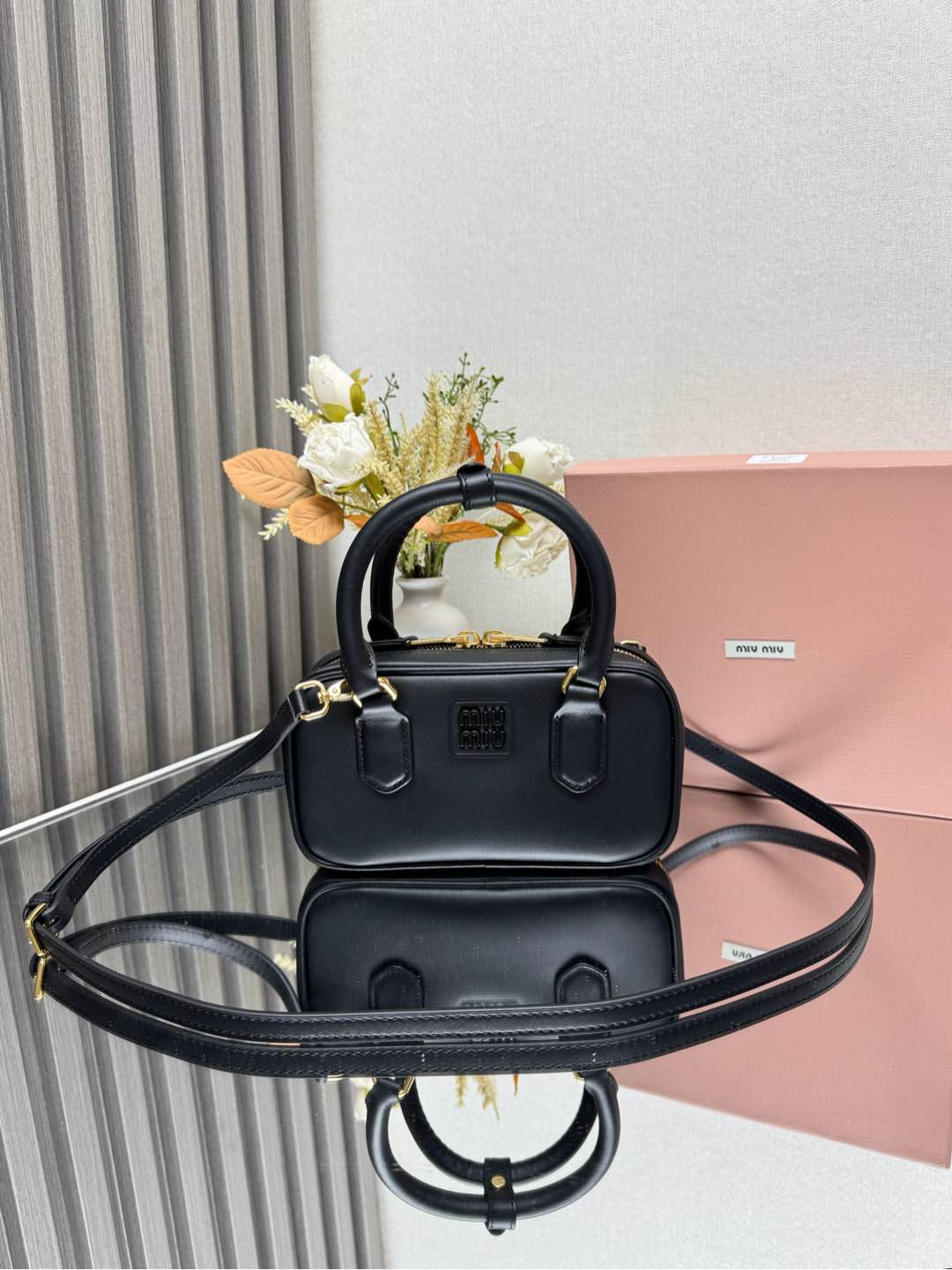 NO:186377,Genuine grade model number: 5BP, Miu's new mini bowling bag, this Arcadie leather mini handbag conveys the fashion concept of reflecting on the current reality and transforming a unique style. The light and soft bag design makes the handbag look fuller, showing the metropolitan style. The letter logo in the same color gives this handbag a unique aesthetic and classic atmosphere, removable and adjustable leather shoulder straps, satment lining card slot, size 19X10X5cm,, miumiu19860909正品级 款号:5BP,Miu家新款迷你保龄球包,这款Arcadie皮革迷你手袋传递出将对当前现实的反思转化独特版型的时尚理念,轻软包设计让手袋看起来更为饱满,尽显大都会风格,同色调的字母徽标,赋予这款手提包独特美感和经典气息,可拆卸可调节皮革肩带,棉缎衬里配卡槽,尺寸19X10X5cm,,miumiu,Bag